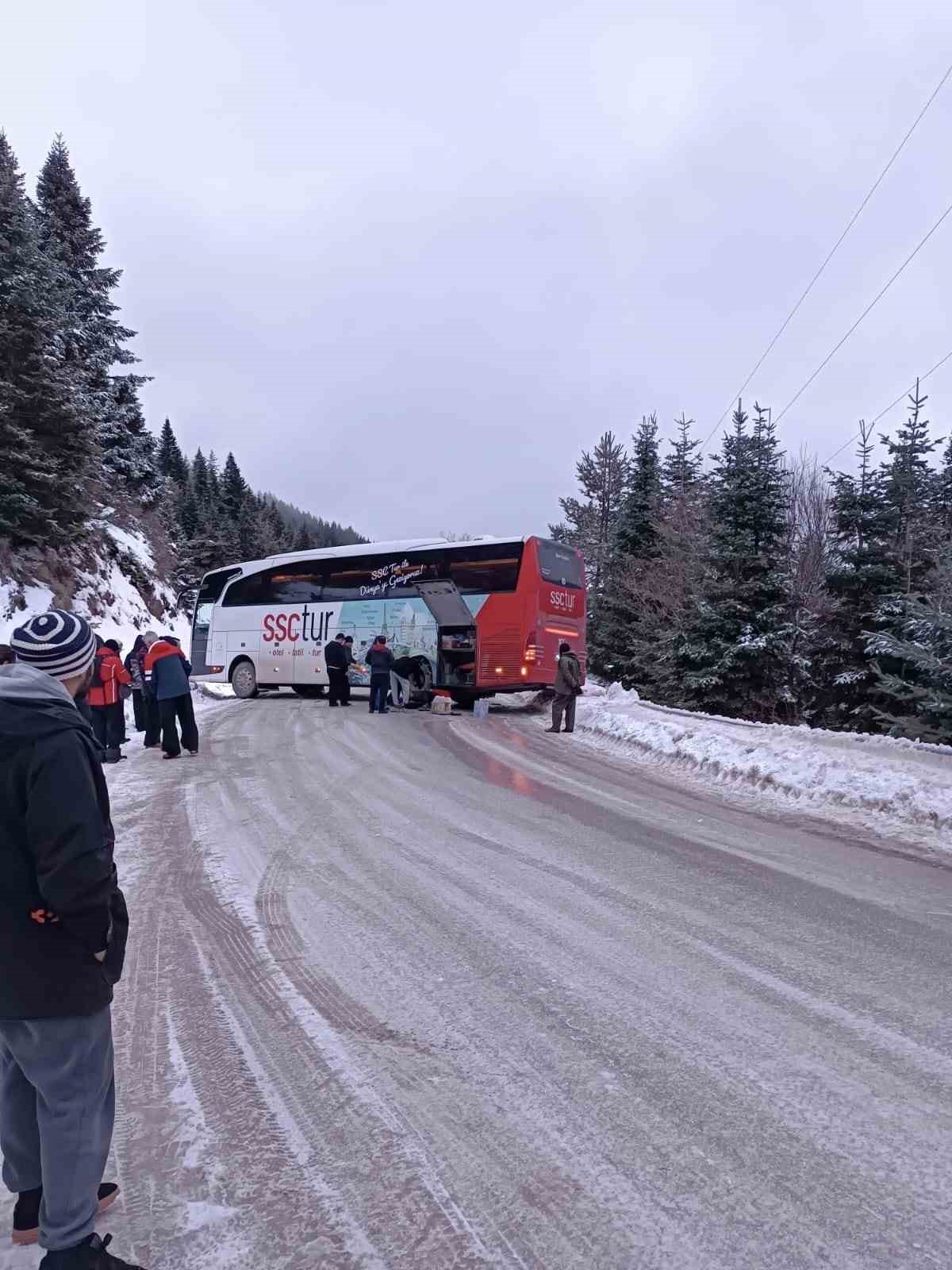 Kartalkaya yolunda kontrolden çıkan yolcu otobüsü yolu kapattı
