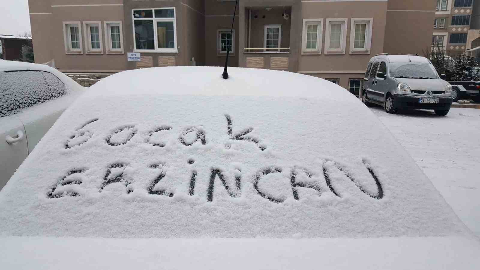 Erzincan güne kar yağışıyla uyandı