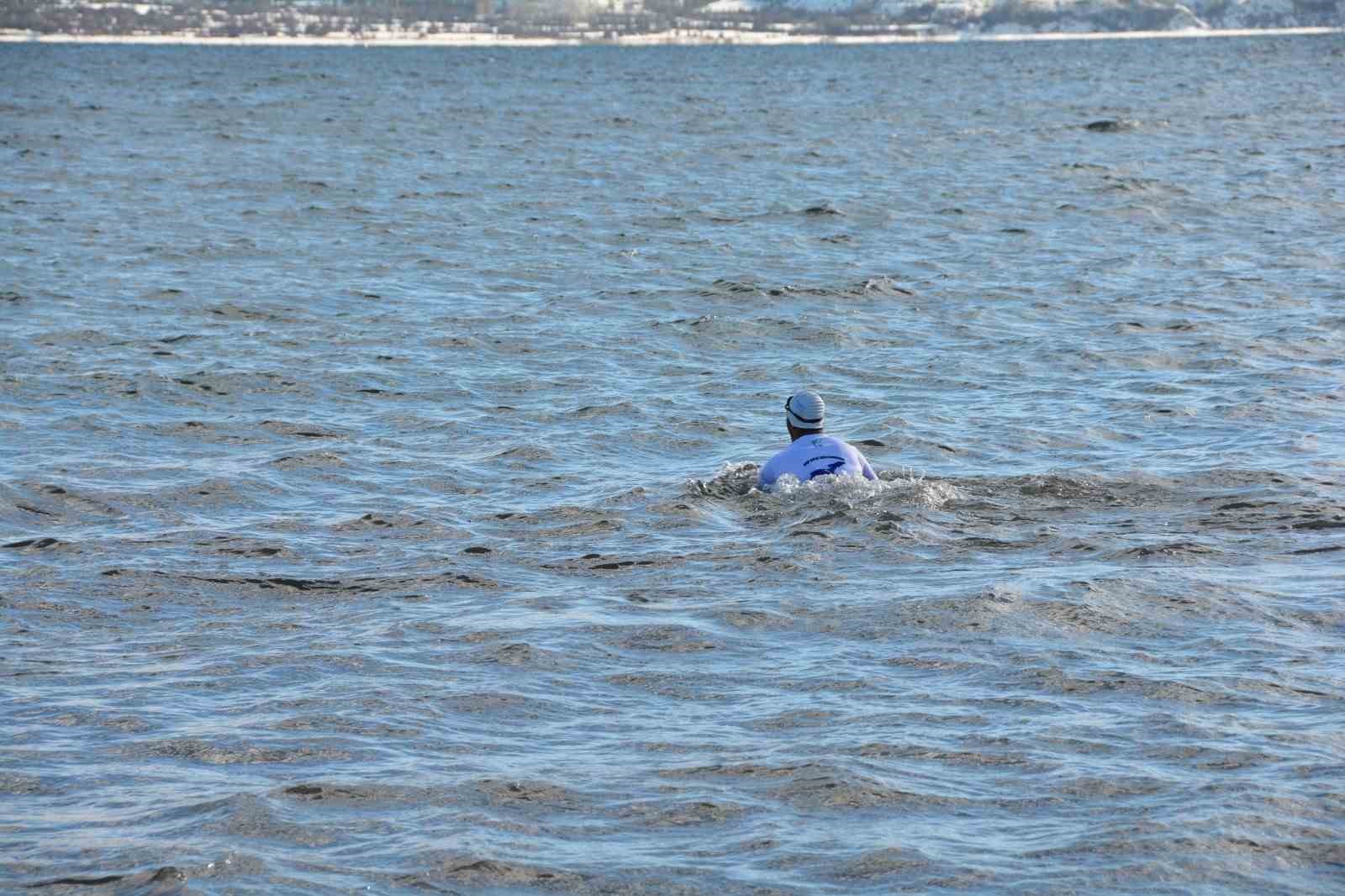 Van Gölü’ne dikkat çekmek için dondurucu soğukta yüzüyor