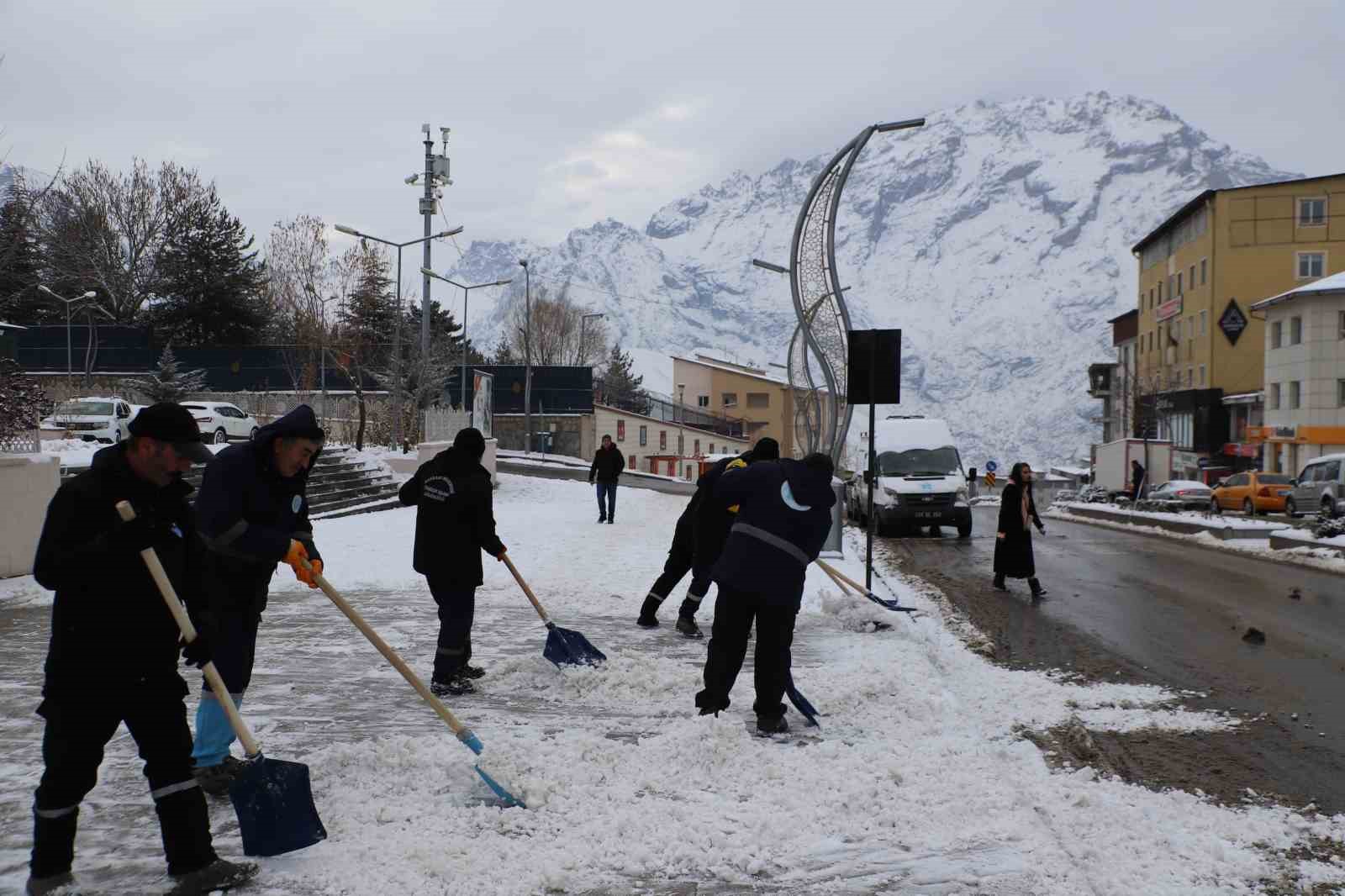 Hakkari’de kar timleri işbaşında
