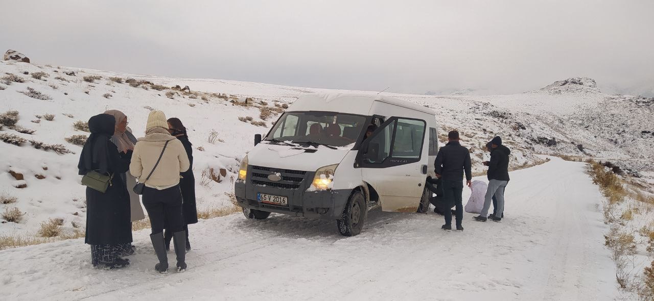 Muradiye’de kar ve buzlanma ulaşımı aksattı