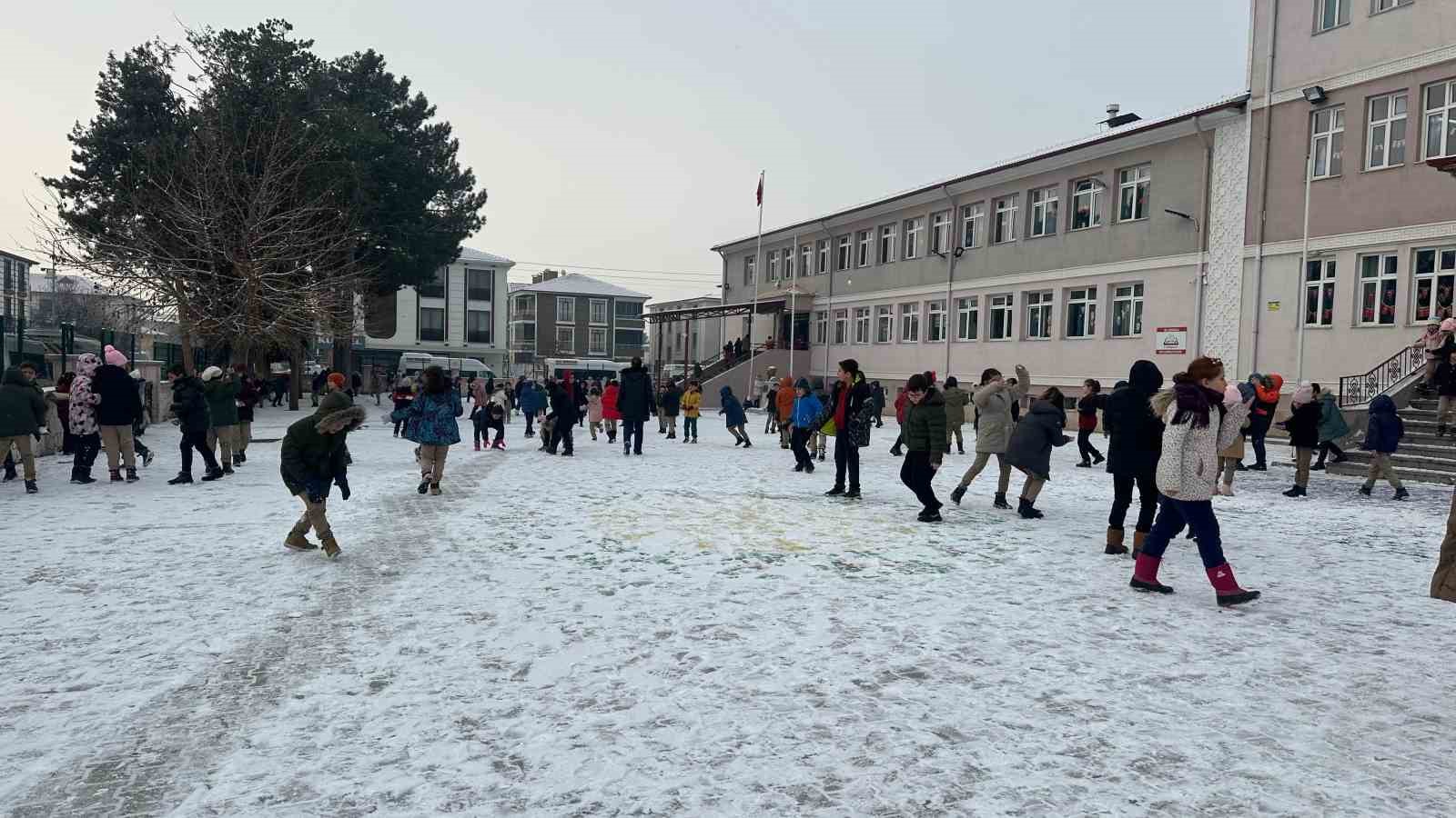 Kar yağışının etkili olduğu Erzincan’da okullarda kartopu şenliği yaşandı
