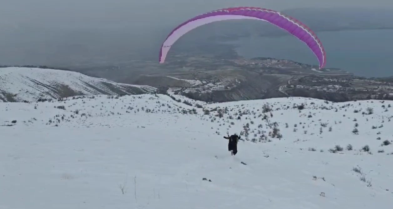 Hazarbaba Dağı’nda göl manzarası eşliğinde yamaç paraşütü