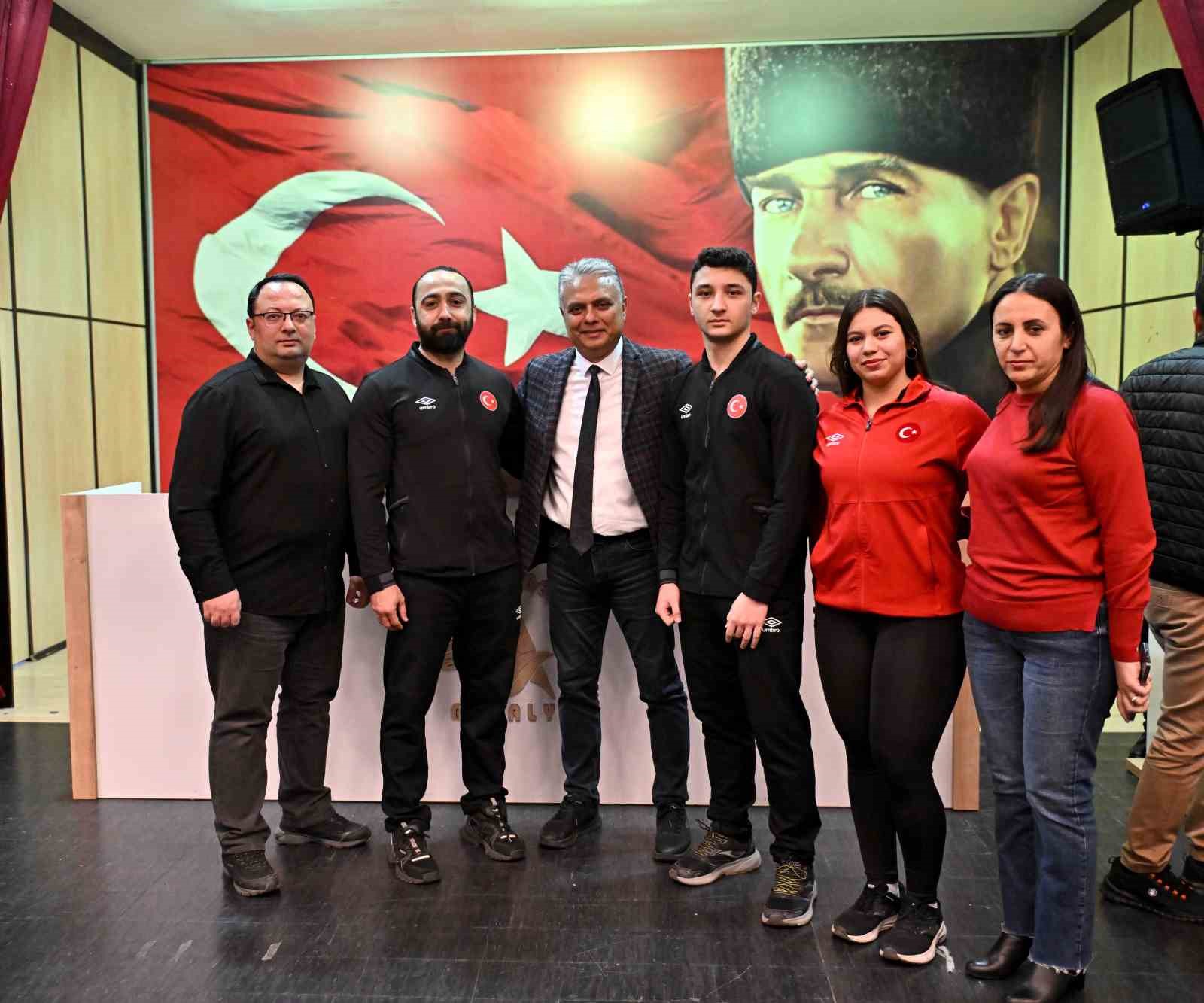 Halter ve karate şampiyonlarına Muratpaşa’dan ödül
