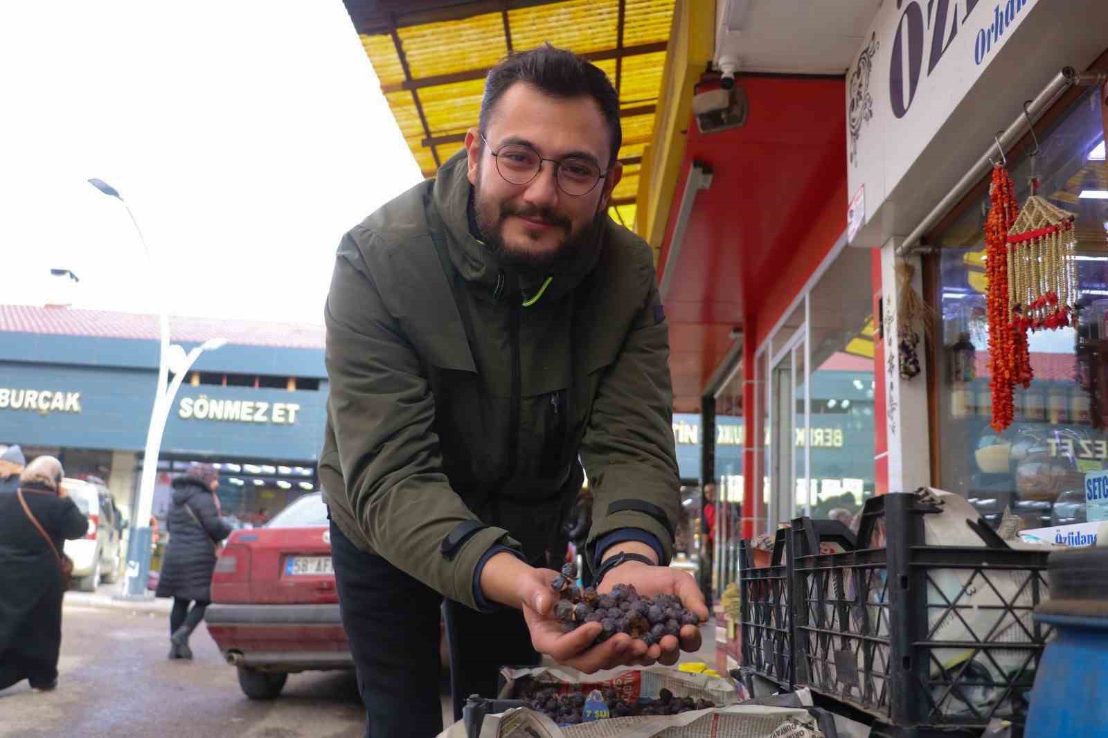 İki yılda bir meyve veren ağacın meyvesi, olgunlaşınca değil çürüyünce tüketiliyor
