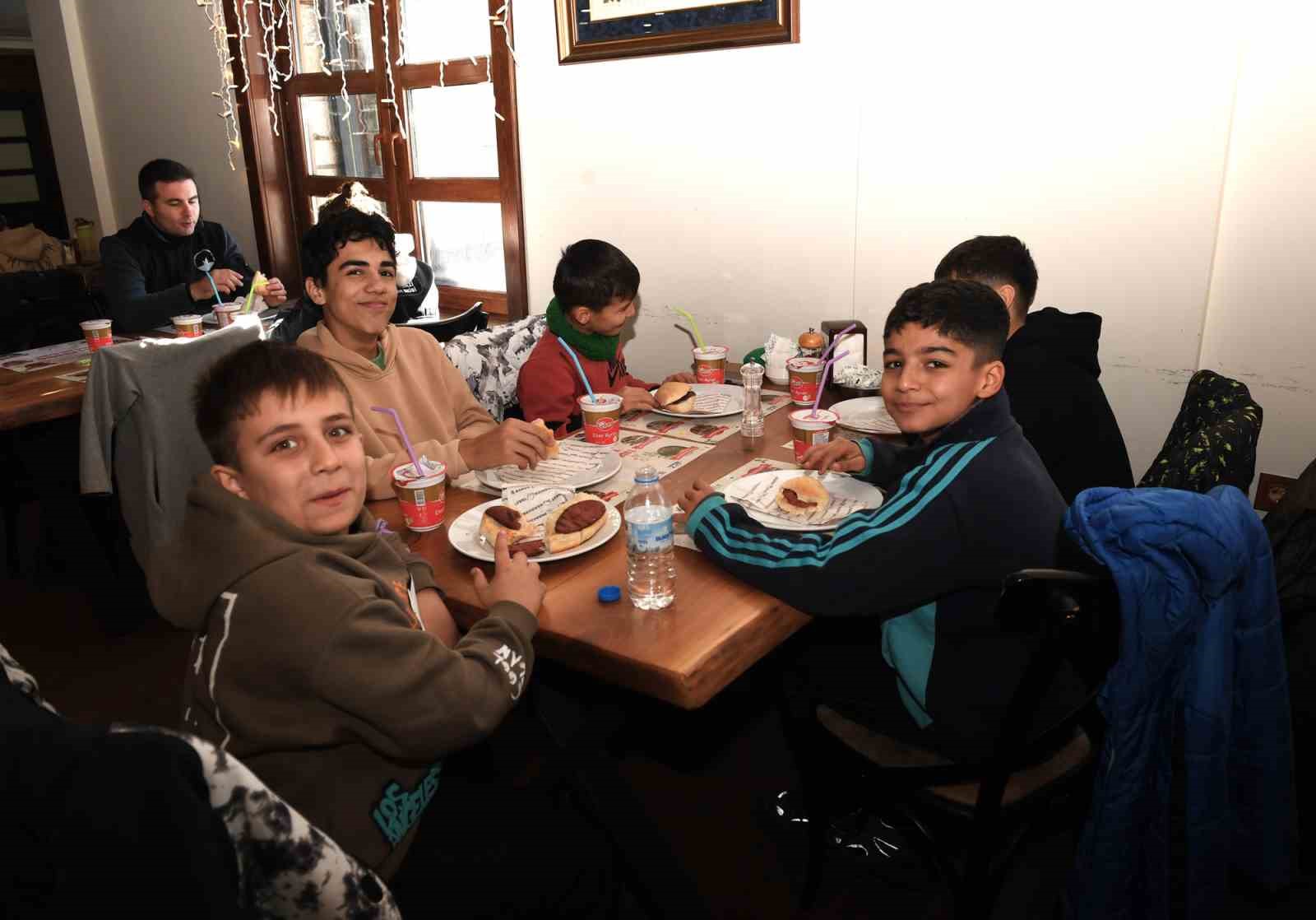 Osmangazi&rsquo;deki çocuklar kayak yapmayı öğreniyor