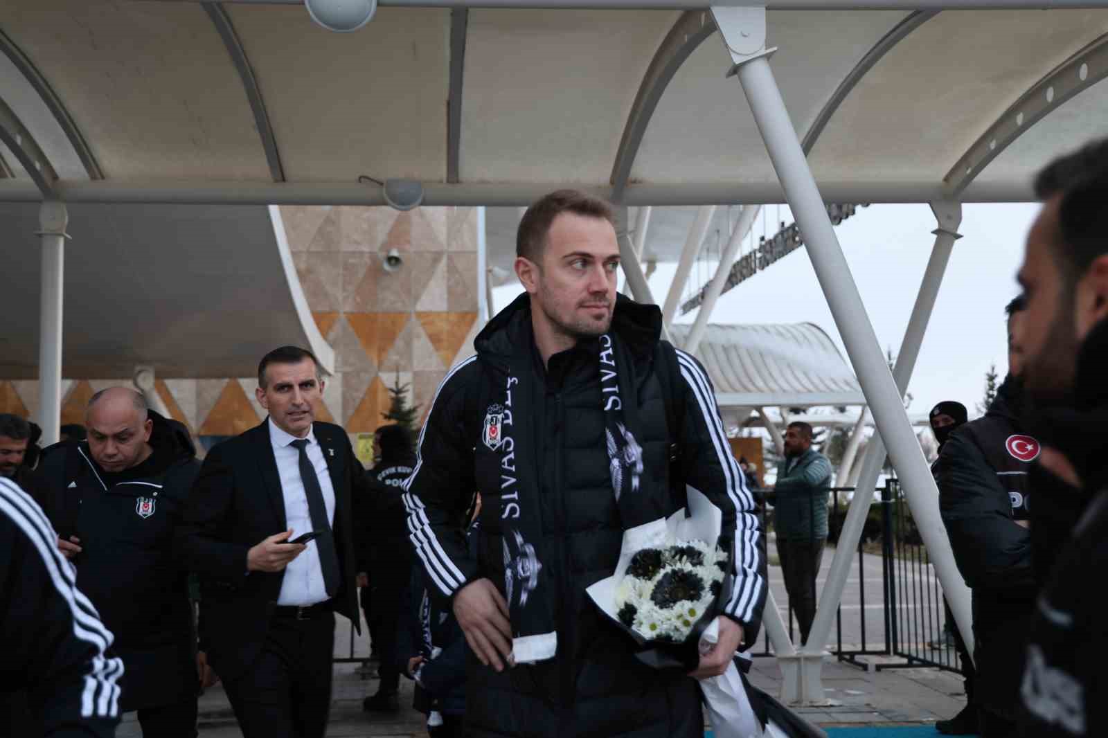 Beşiktaş’ı Sivas’ta az sayıda taraftar karşıladı 1 Beşiktaş’ı Sivas’ta az sayıda taraftar karşıladı