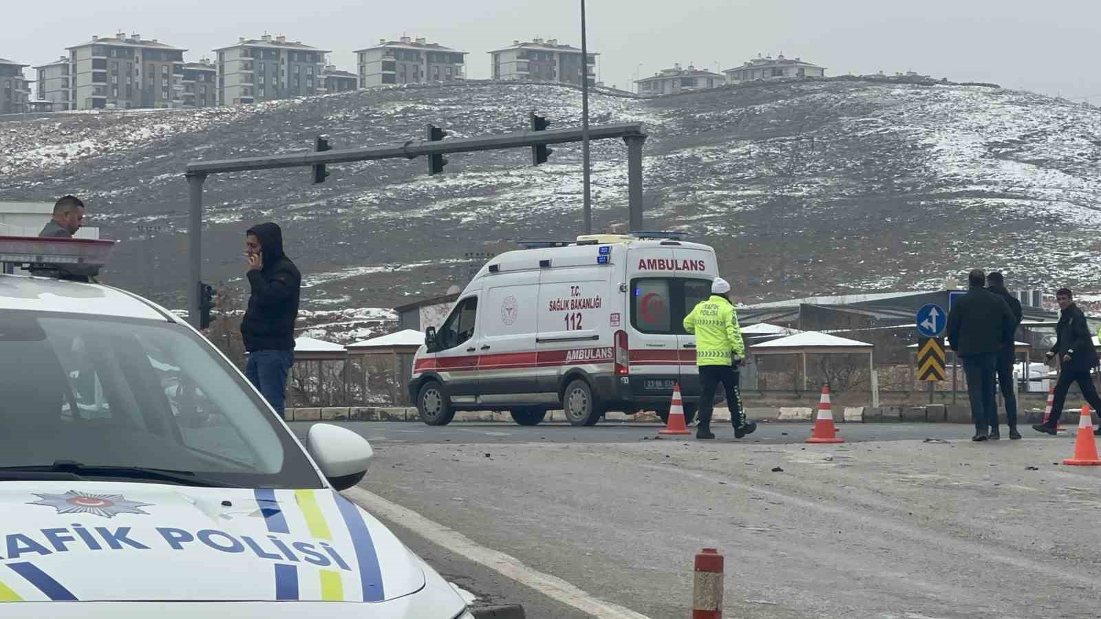 Elazığ’da trafik kazası: 1’i ağır 3 yaralı
