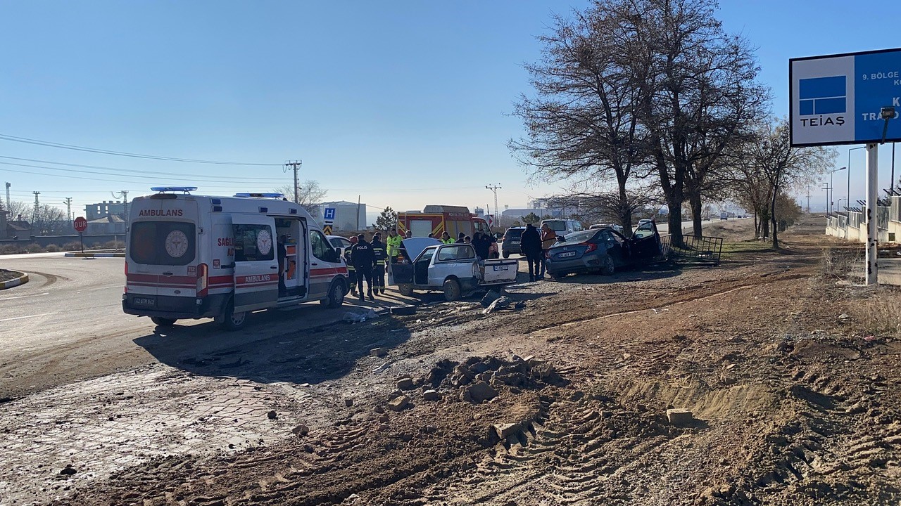 Konya’da otomobil ile pikap çarpıştı: 5 yaralı