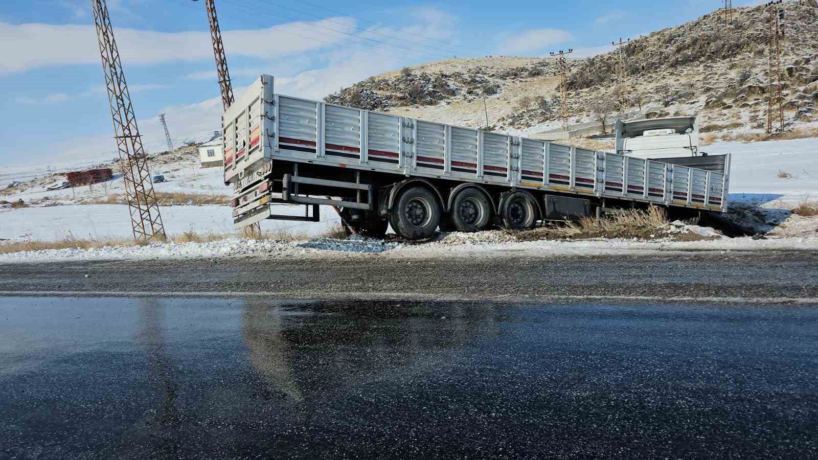 Kaygan yolda kontrolden çıkan tır şarampole düştü
