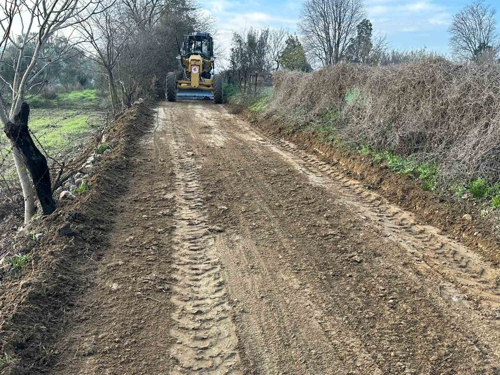 Efeler’de tarım arazilerinin yolları düzenleniyor