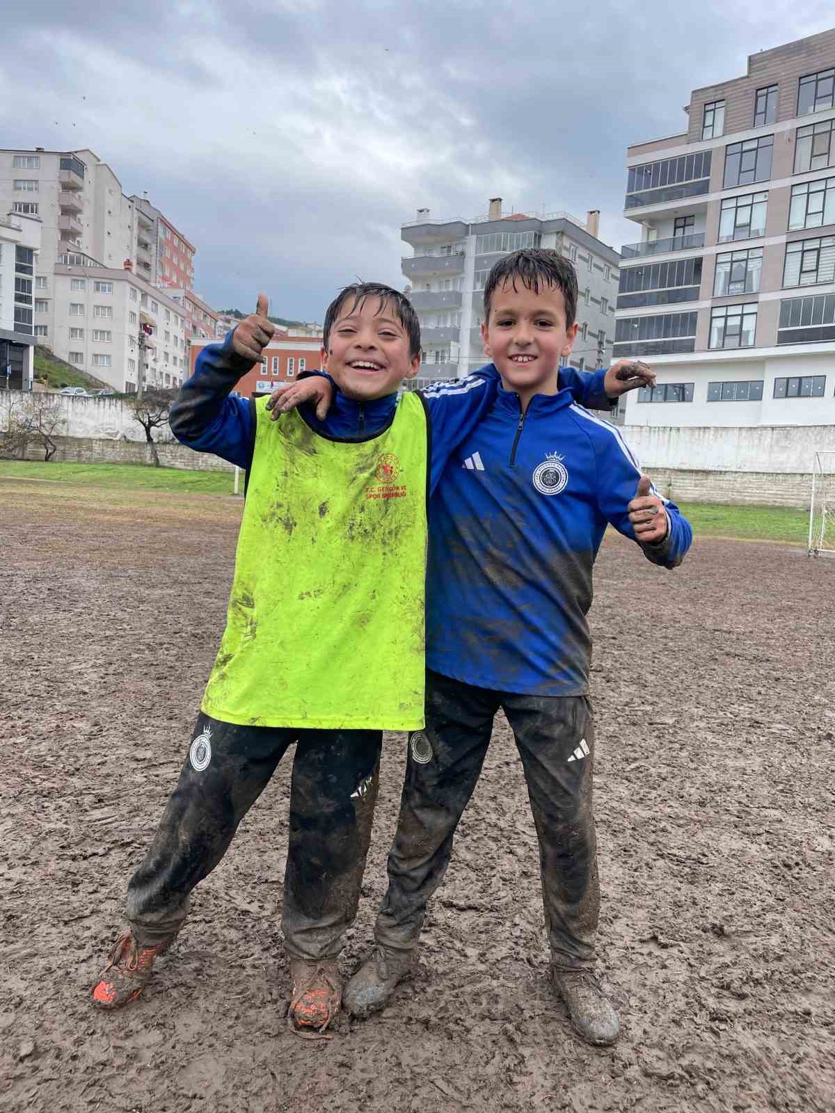 Patates tarlası değil, futbol sahası
