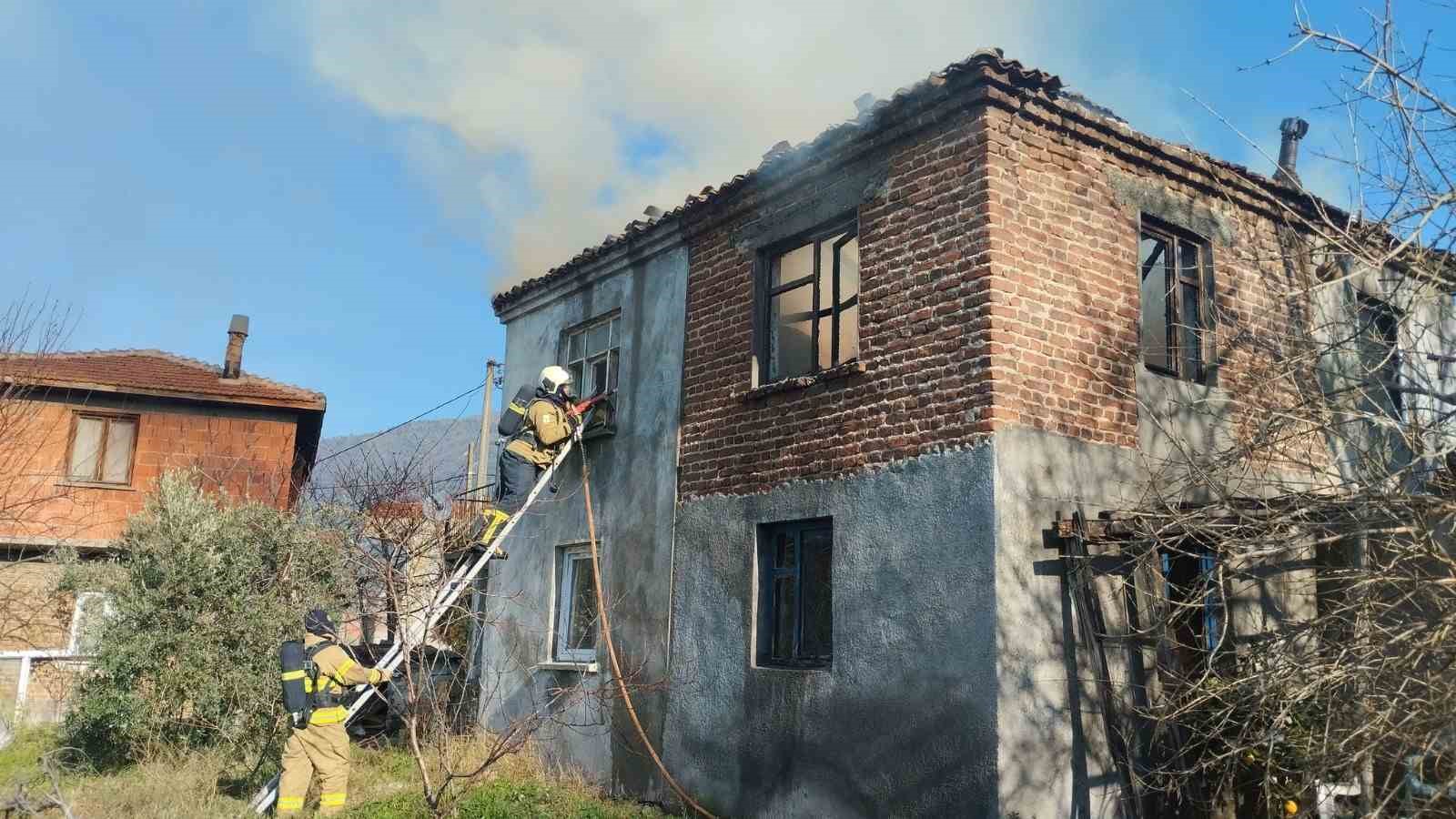 Erdek’te bir ev yangında kullanılmaz hale geldi