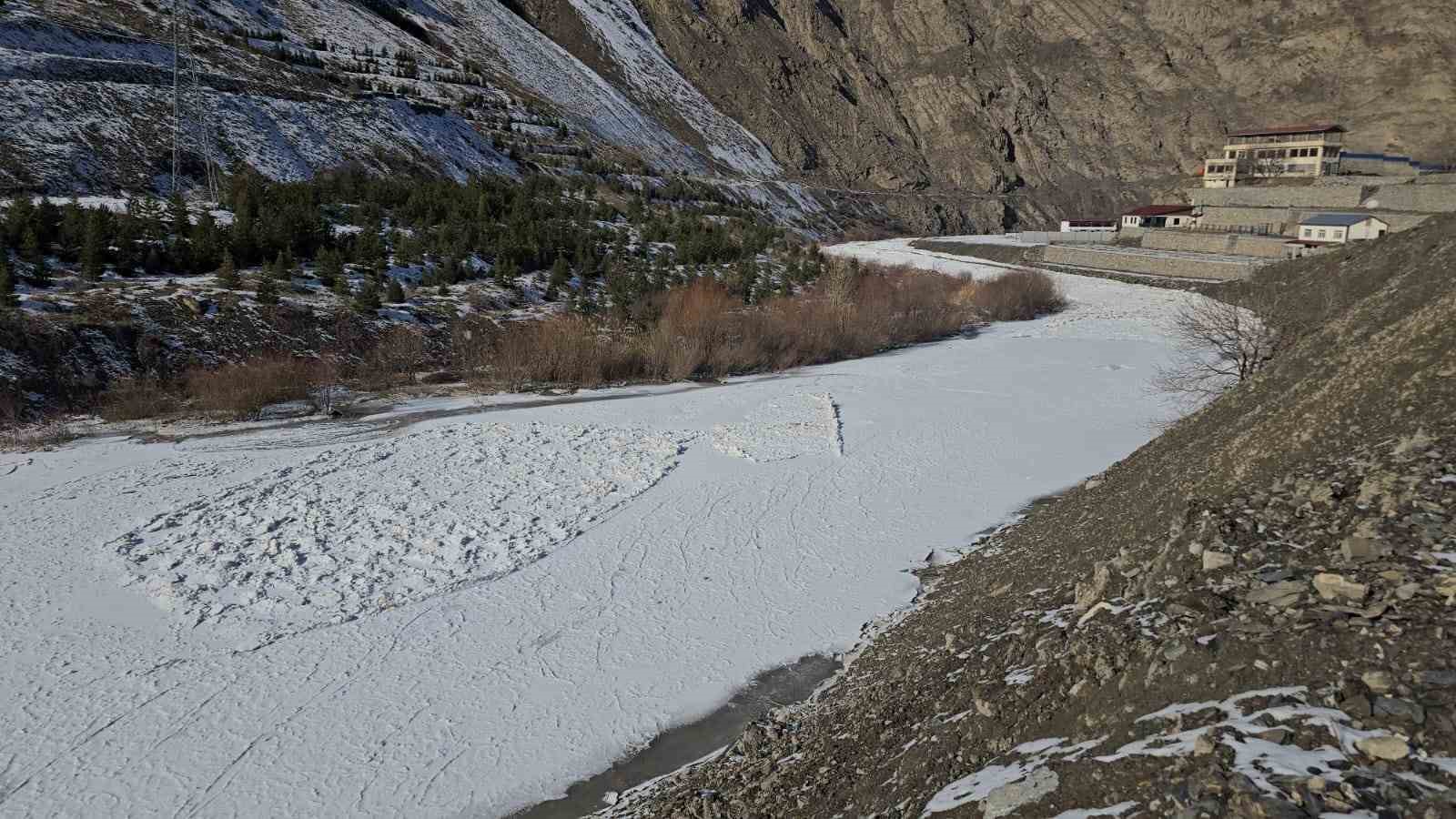 Hakkari’de Zap Suyu dondu
