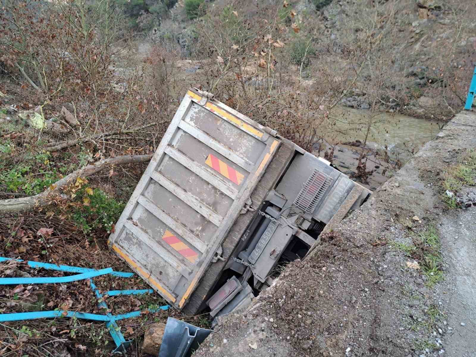 Manisa’da kamyon ’Gördes Çayına’ uçtu: 2 yaralı
