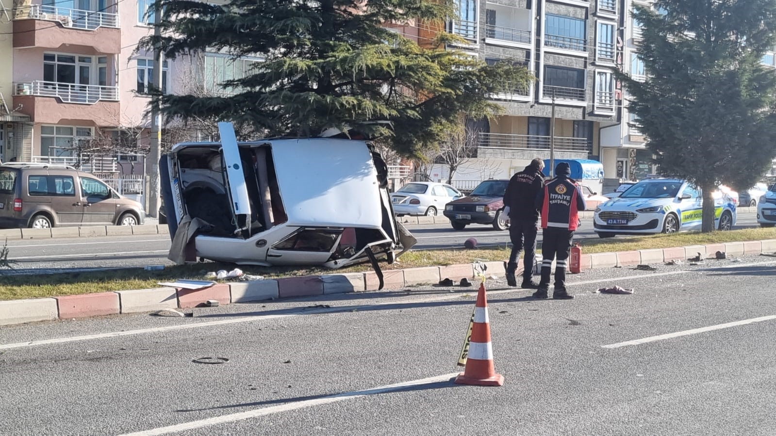 Tavşanlı’da tır ile otomobil çarpıştı: 3 yaralı