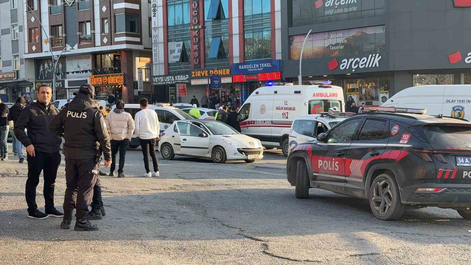 Sultangazi’de polis ekipleri tarafından durdurulan şüpheli araçtan kadın cesedi çıktı. İlk bilgilere göre, Eyüpsultan’da öldürüldüğü değerlendirilen kadının ormanlık alana veya göle atılmak üzere taşındığı ihtimali üzerinde durulduğu öğrenildi.