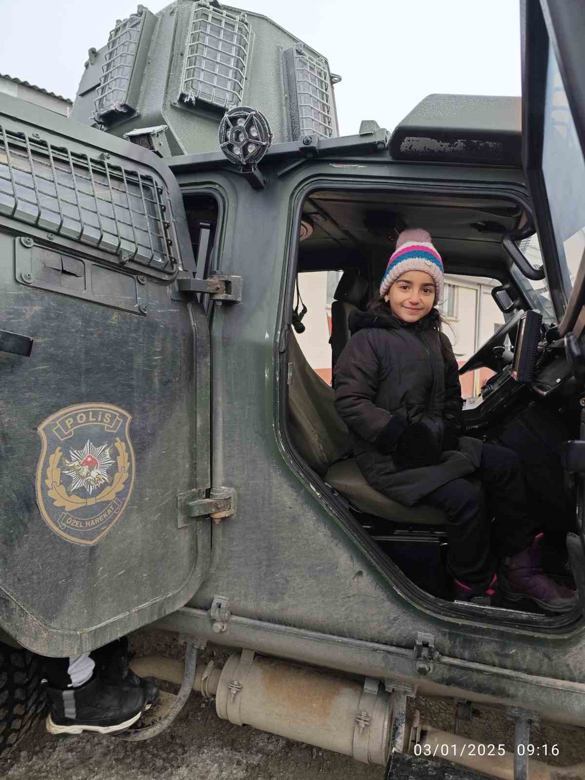 Ağrı İl Emniyet M&uuml;d&uuml;rl&uuml;ğ&uuml;&rsquo;nden &ouml;ğrencilere g&uuml;venlik eğitimi

