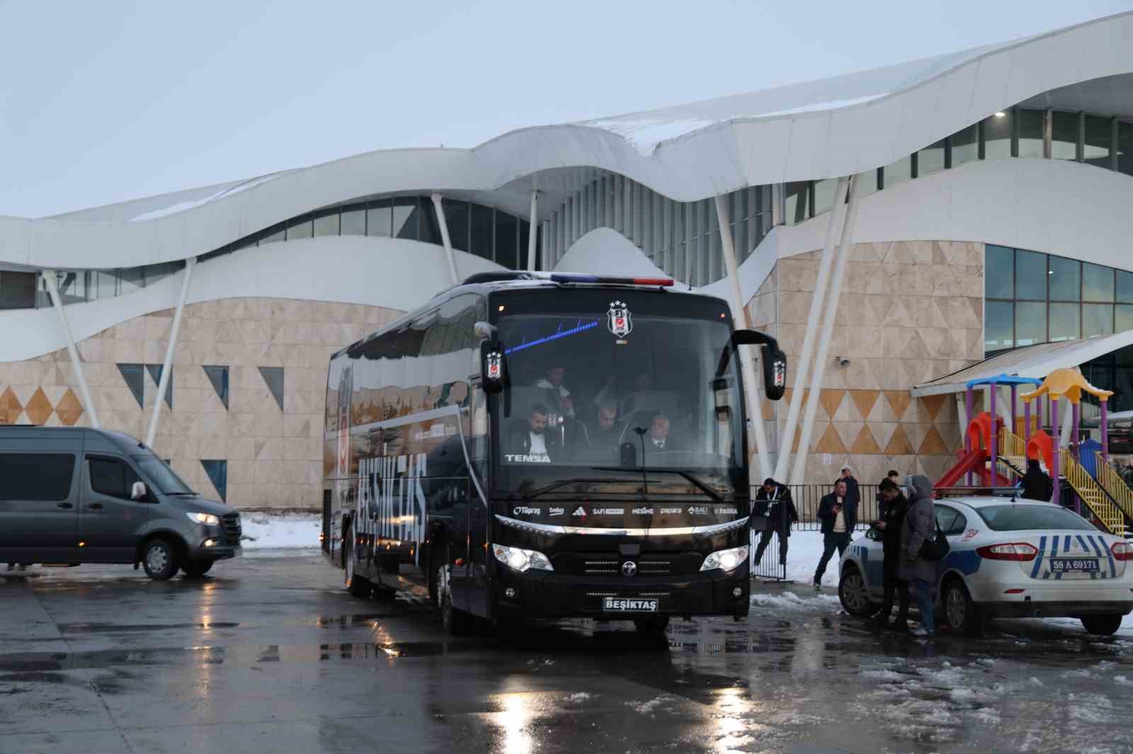 Beşiktaş’ı Sivas’ta az sayıda taraftar karşıladı