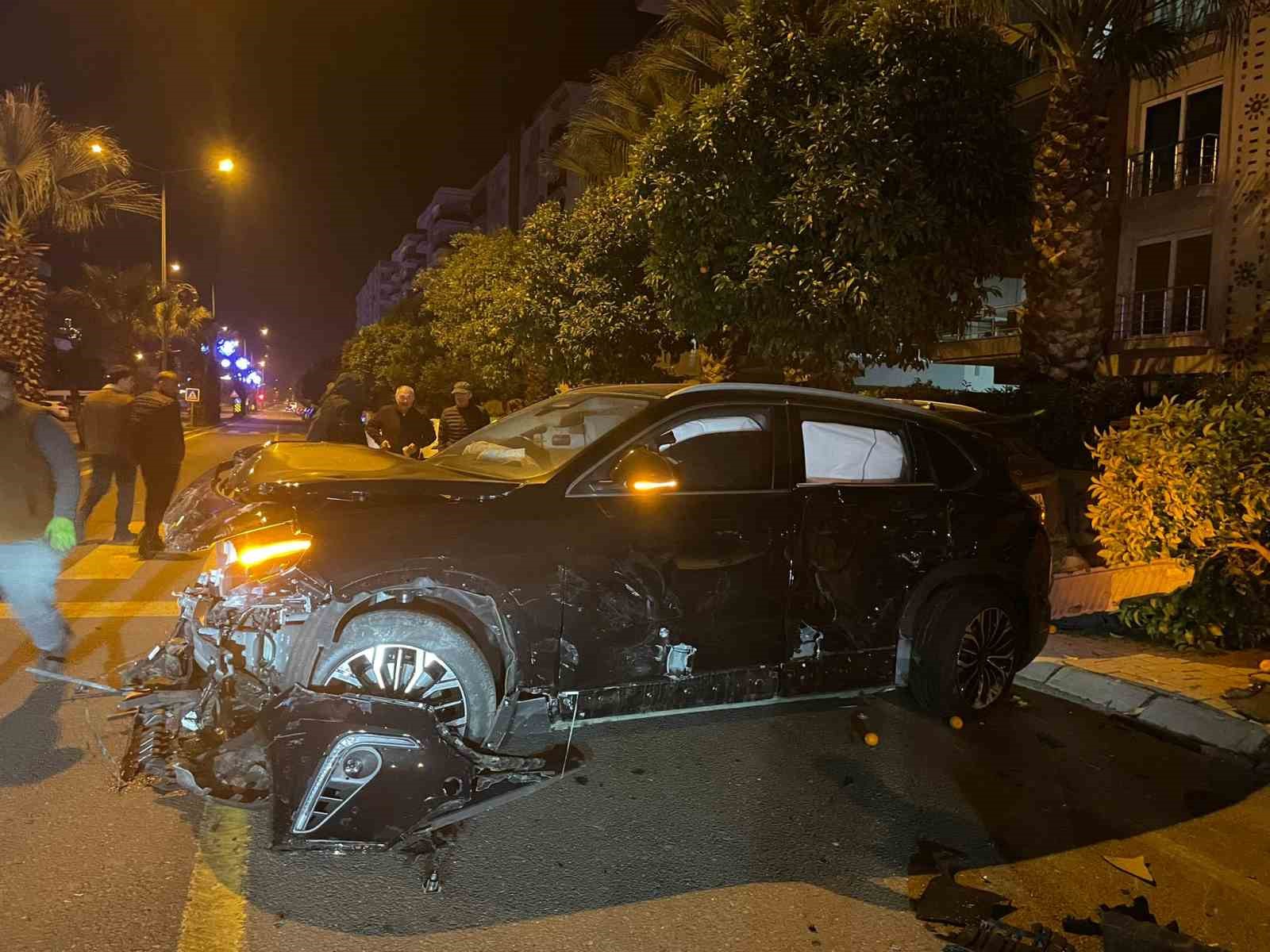 Seyir halindeyken bir başka araca çarpıp kaçtı, ortalık savaş alanına döndü
