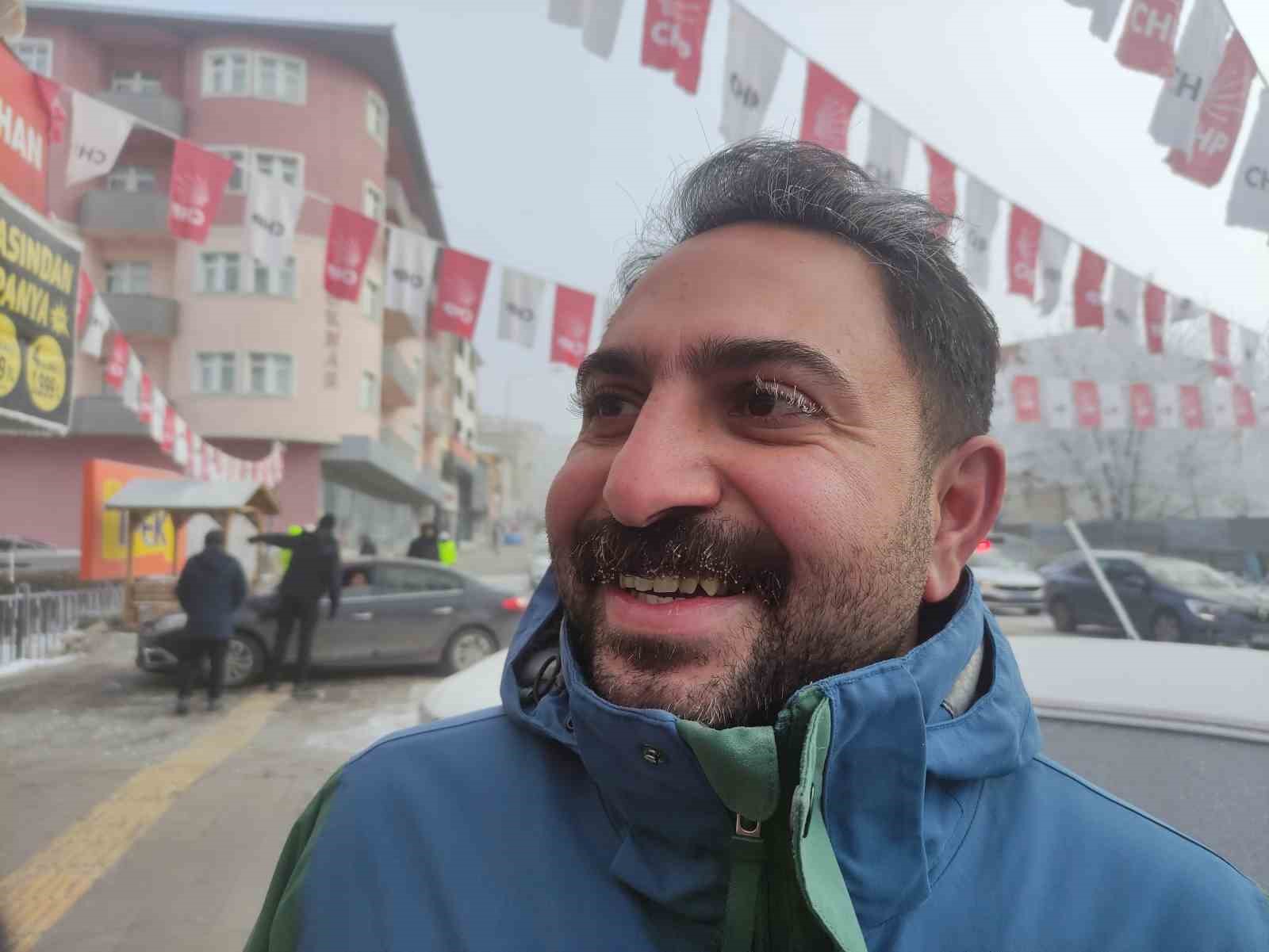 Soğuktan kaşları ve kirpikleri dondu