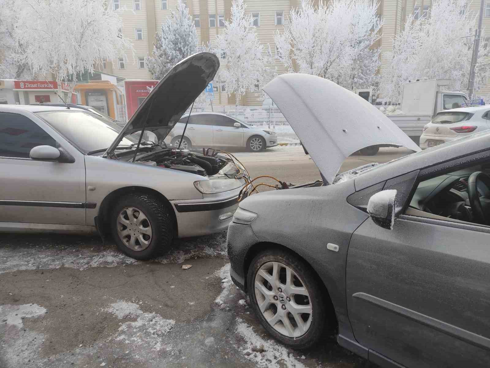 Soğuktan kaşları ve kirpikleri dondu
