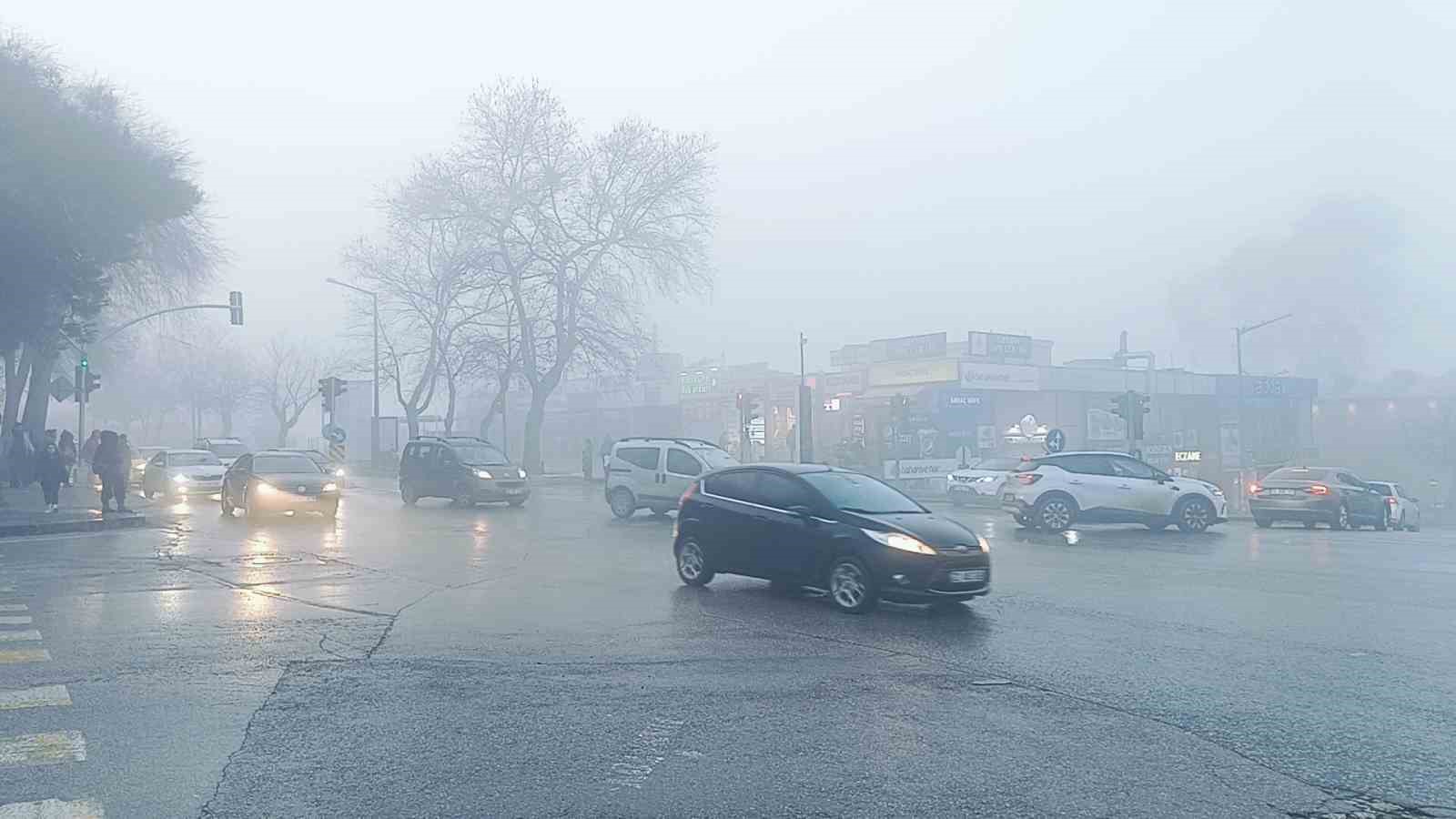 Edirne’de etkili olan sis yaşamı olumsuz etkiledi: Tarihi camiler gözle görünmez oldu
