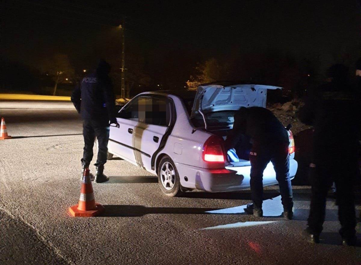 Polisten yurtlar önünde sıkı denetim
