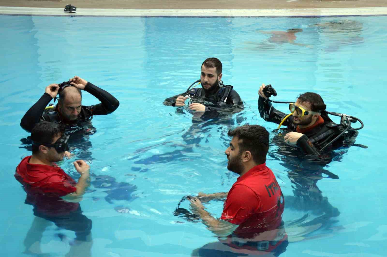 Diyarbakır’da itfaiye erlerinden su altında hazırlık eğitimi