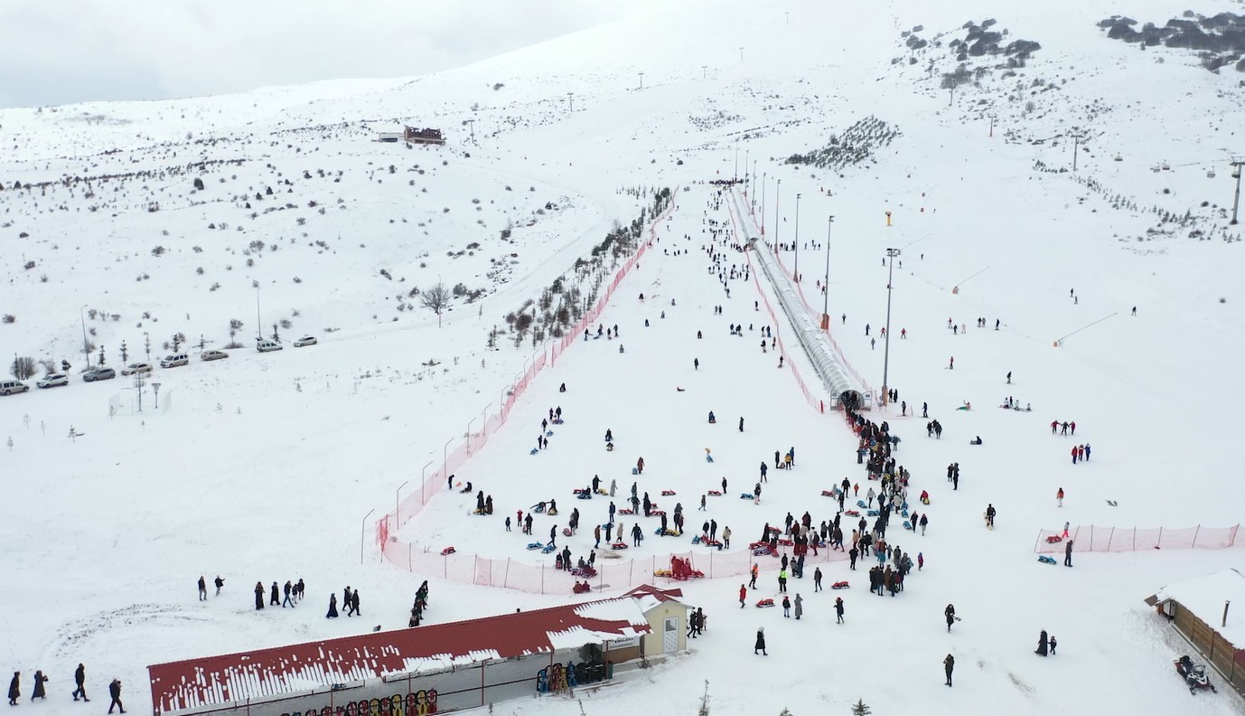 Tokat’ta çığ riski bulunmayan kayak tesisi turizmcilere anlatıldı