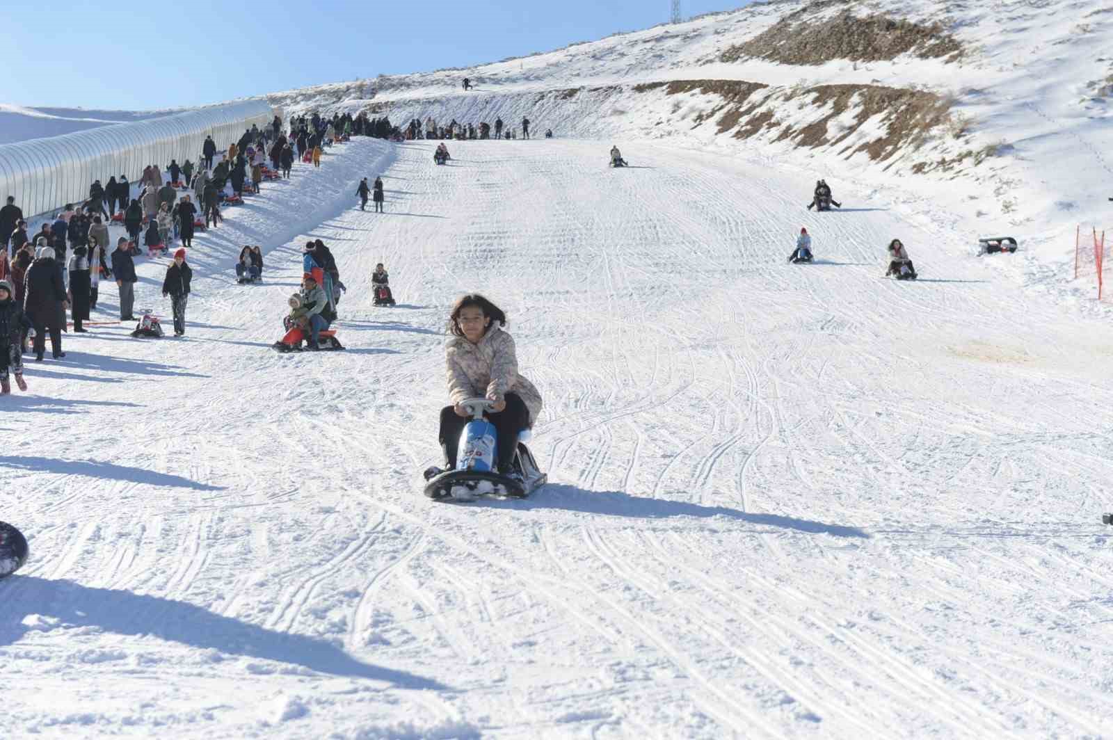 Yedikuyular Kayak Merkezi, hafta sonu 15 bin ziyaretçiyi ağırladı