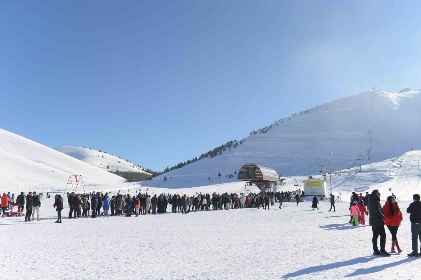 Yedikuyular Kayak Merkezi, hafta sonu 15 bin ziyaretçiyi ağırladı
