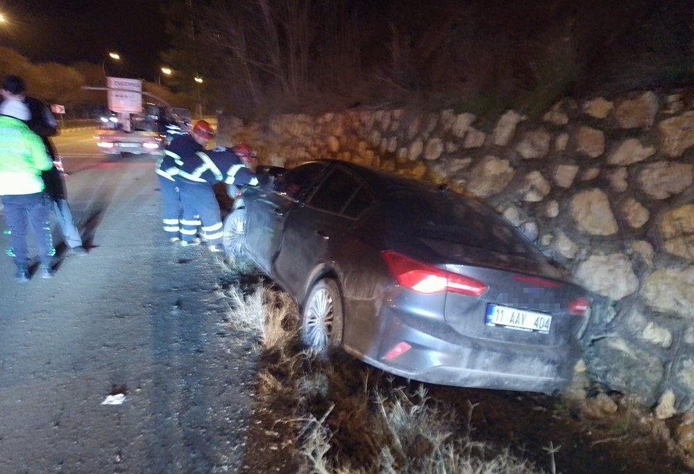 Seyir halinde kontrolden çıkan otomobil istinat duvarına çarparken, sürücüsü yaralandı