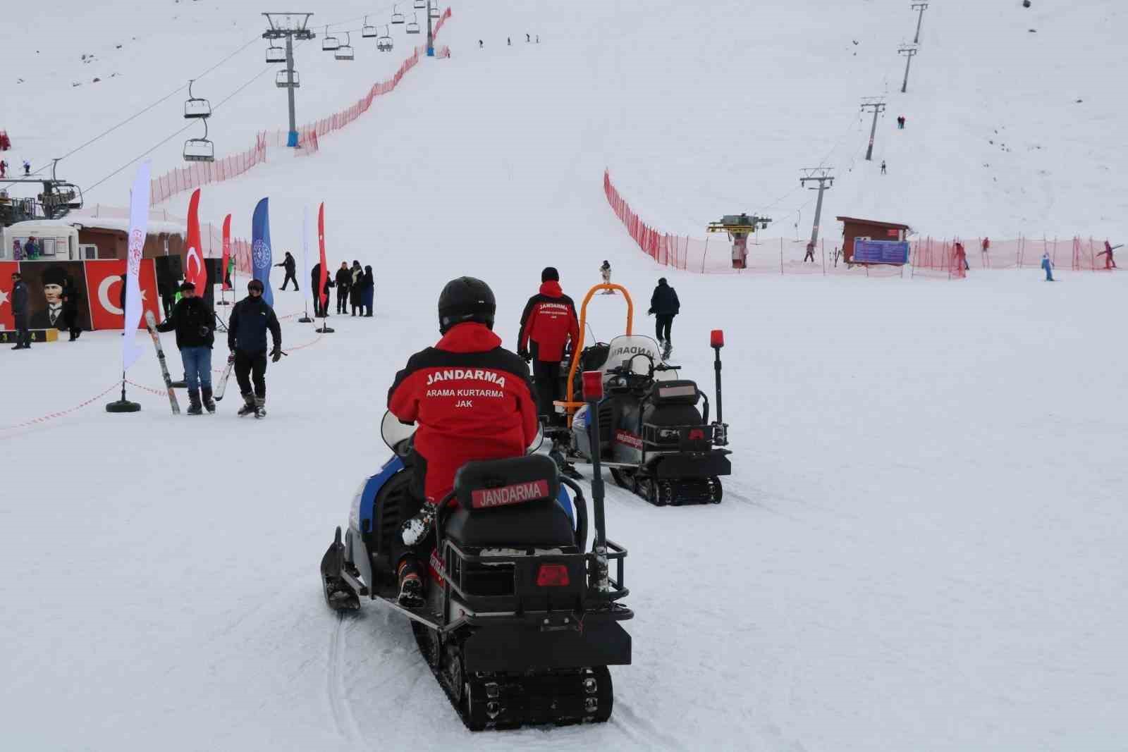 Hesarek Kayak Merkezi’nde JAK görev başında