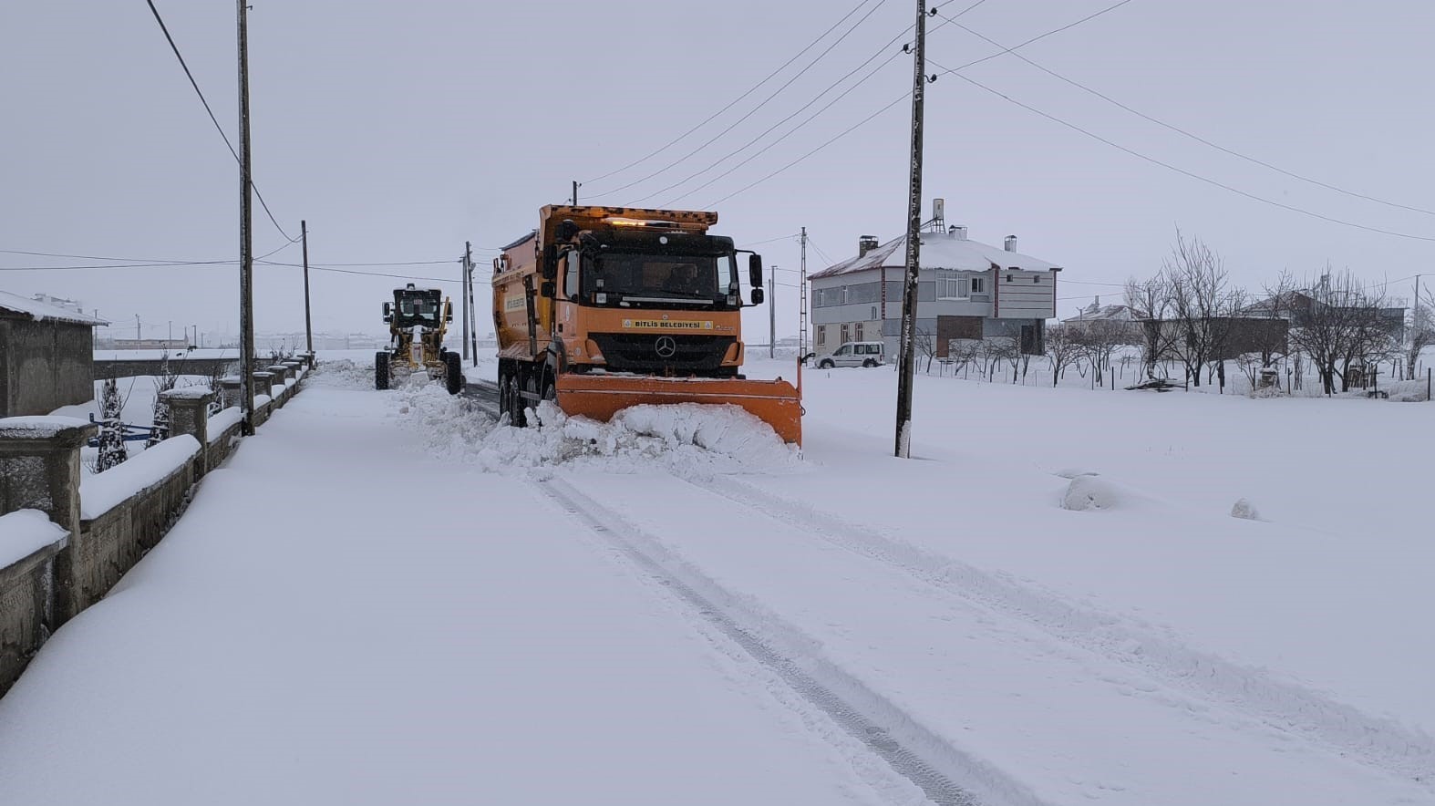 Bitlis’te kapalı köy yolları tek tek ulaşıma açılıyor