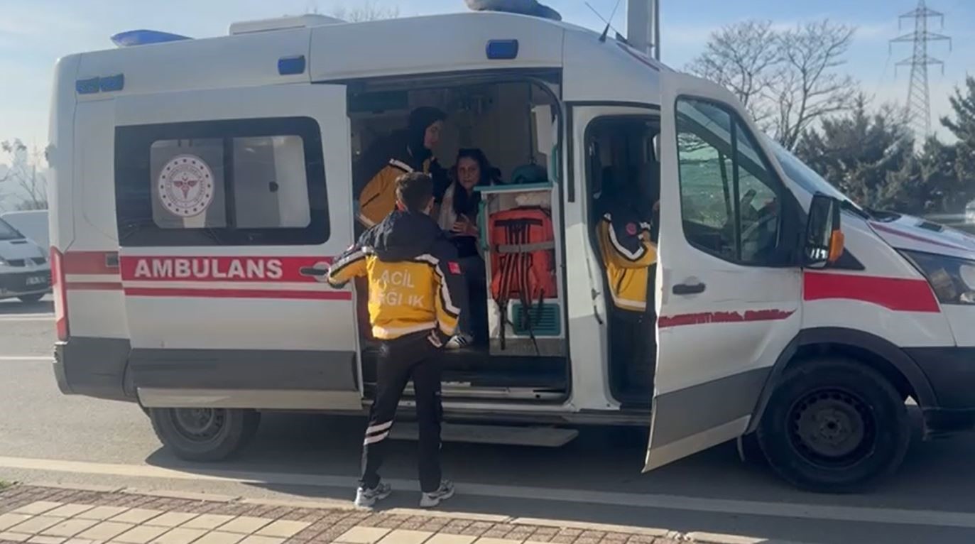 Avcılar’da yol vermeme kavgası kadın sürücü kolundan bıçakladı