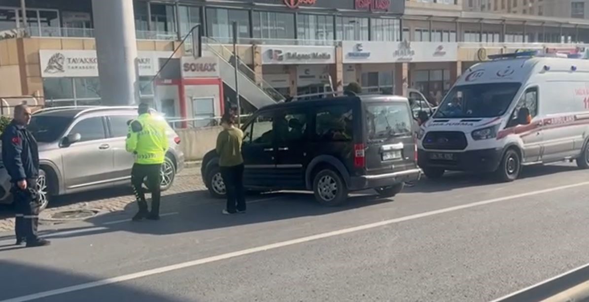 Avcılar’da yol vermeme kavgası kadın sürücü kolundan bıçakladı
