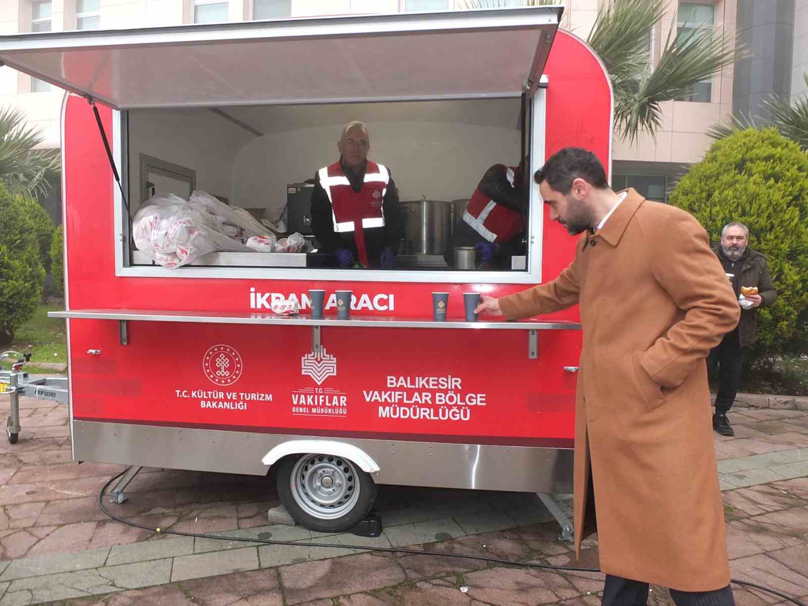 Balıkesir&rsquo;de vakıflardan sıcak &ccedil;orba ikramı
