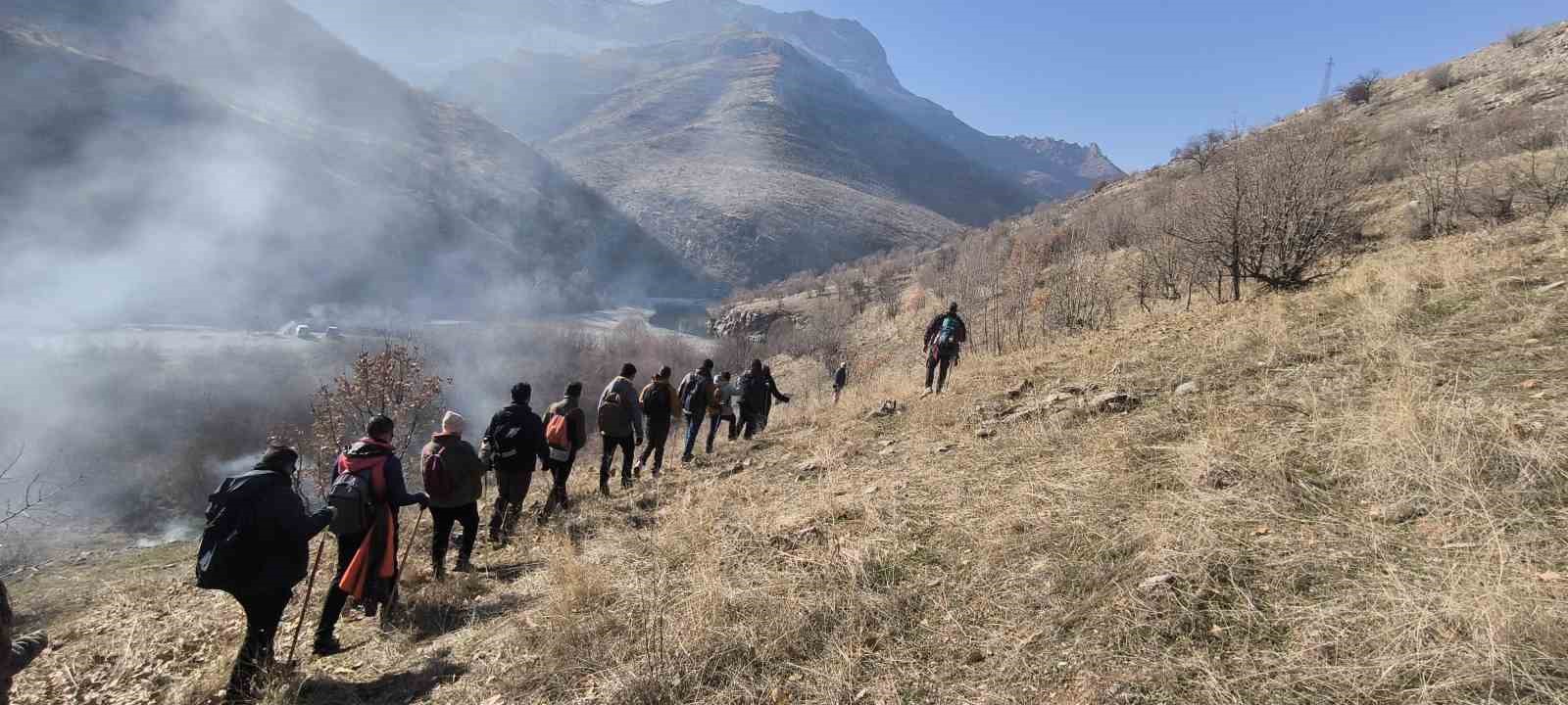 Dağcılardan Şemdinli’deki kanyonlara doğa yürüyüşü