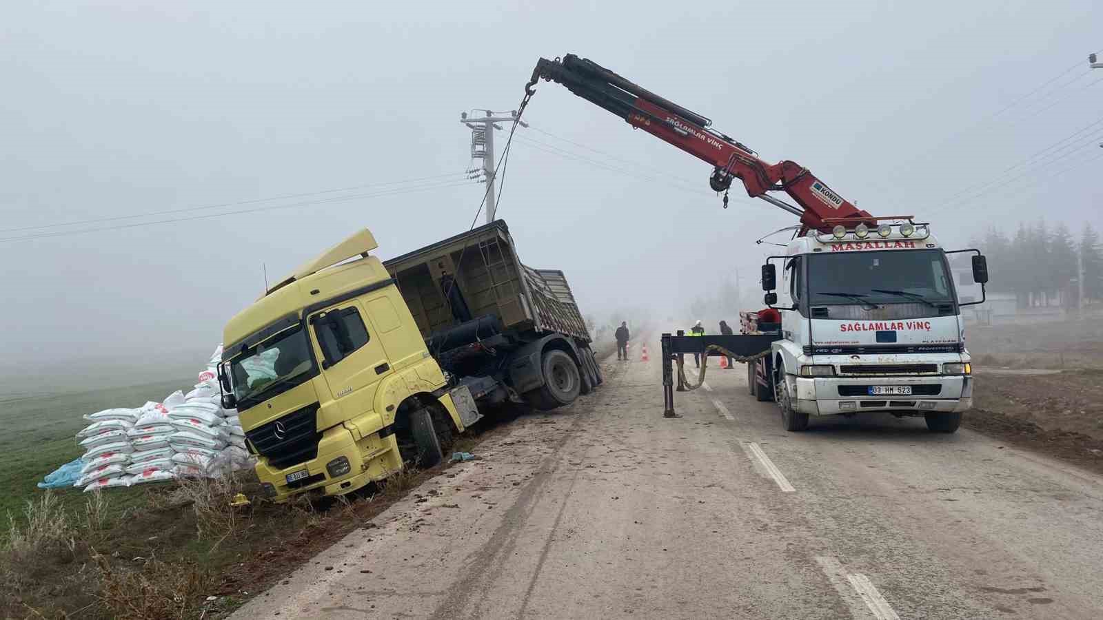 Afyonkarahisar’da gübre yüklü tır devrildi, sürücü yaralandı