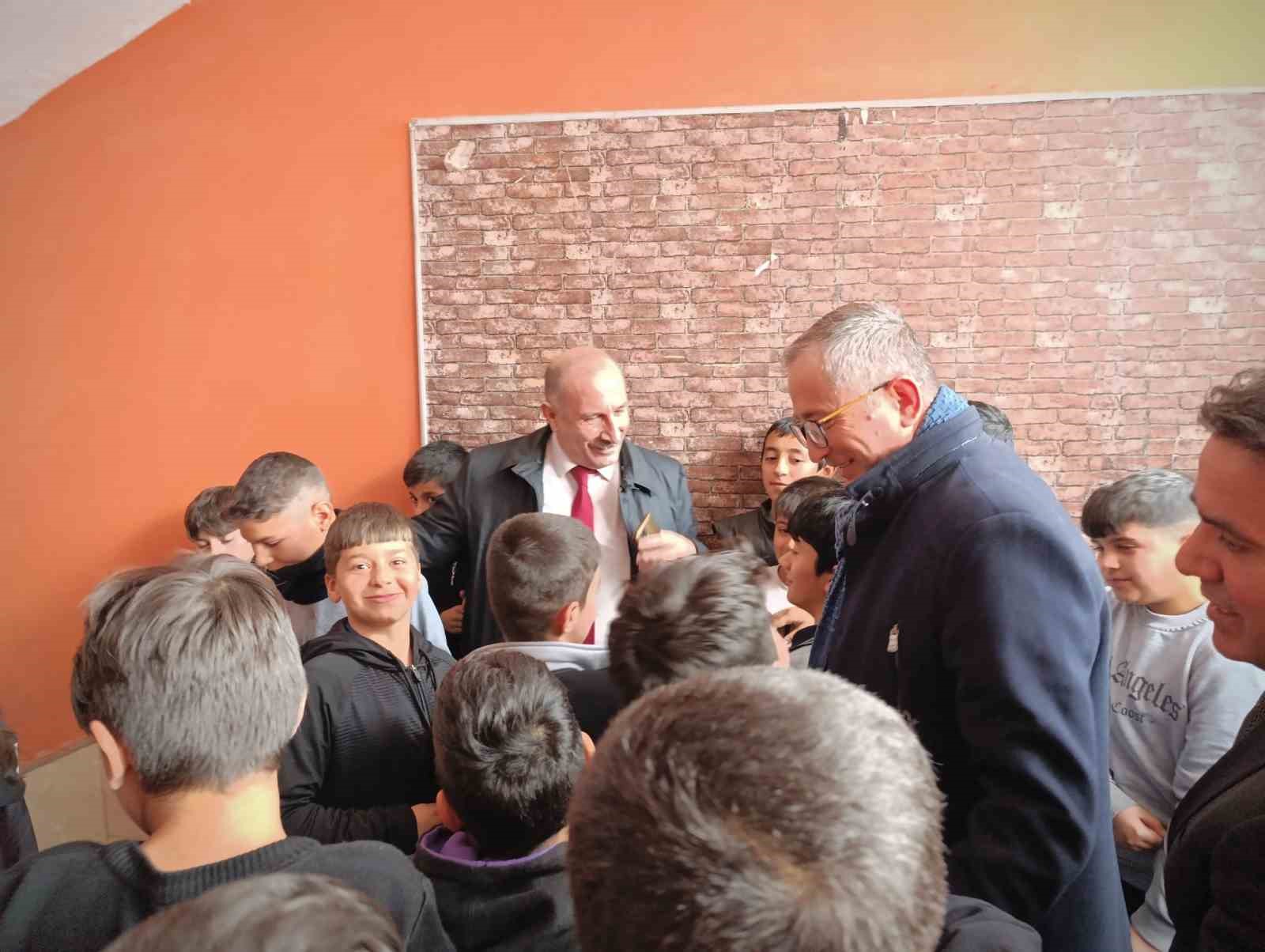 Ağrı Milli Eğitim M&uuml;d&uuml;r&uuml; K&ouml;krek, Sel&ccedil;uk Ortaokulunda &ouml;ğrenci ve &ouml;ğretmenlerle bir araya geldi
