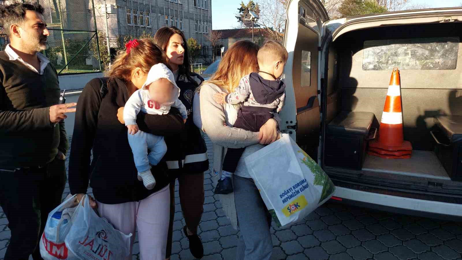 Kadın hırsızlar kucaklarında çocuklarıyla cezaevine gönderildiler
