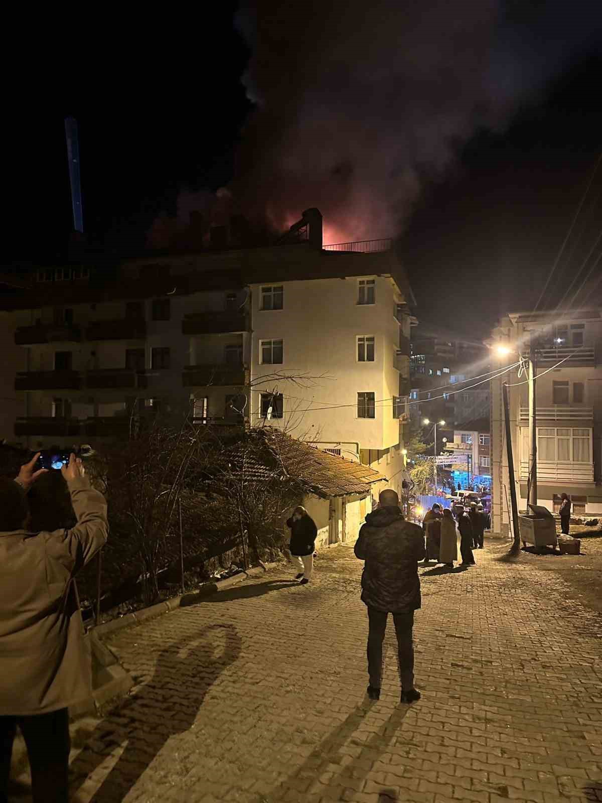 Kızılcahamam’da pansiyonun çatı katında yangın çıktı