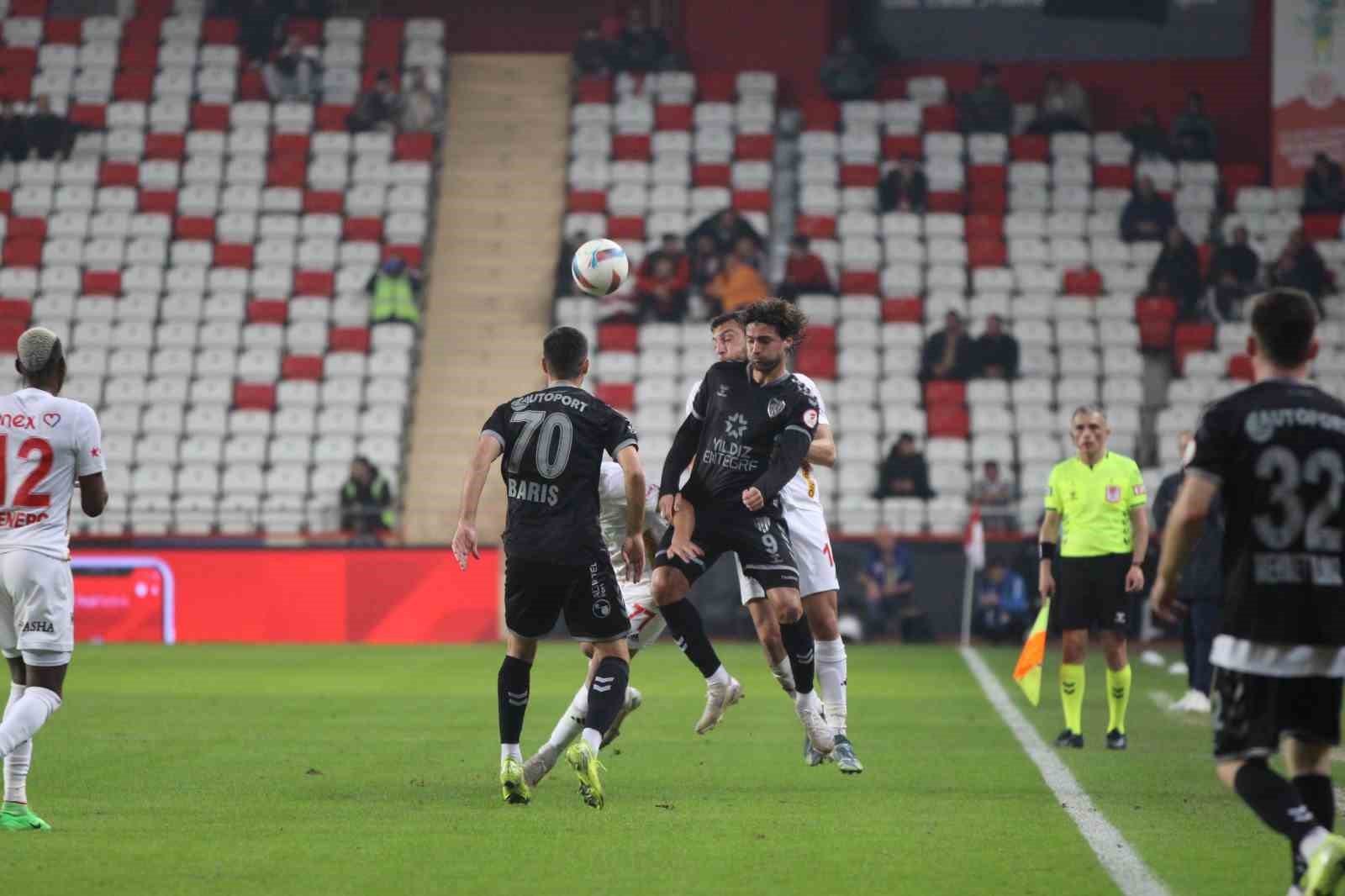 Ziraat Türkiye Kupası: Antalyaspor: 2 - Kocaelispor: 0 (İlk yarı)
