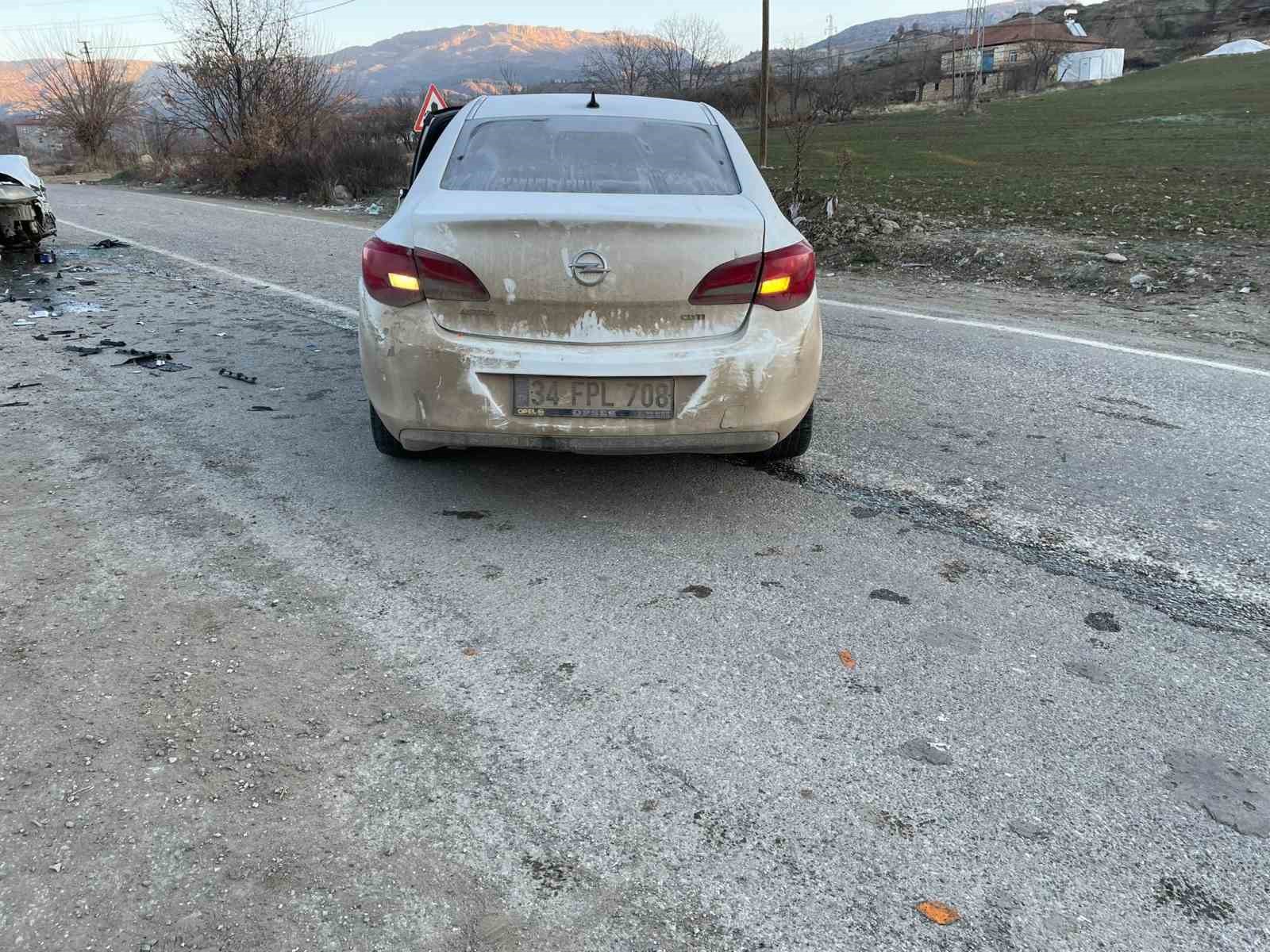 Adıyaman’da 2 otomobil çarpıştı: 4 yaralı