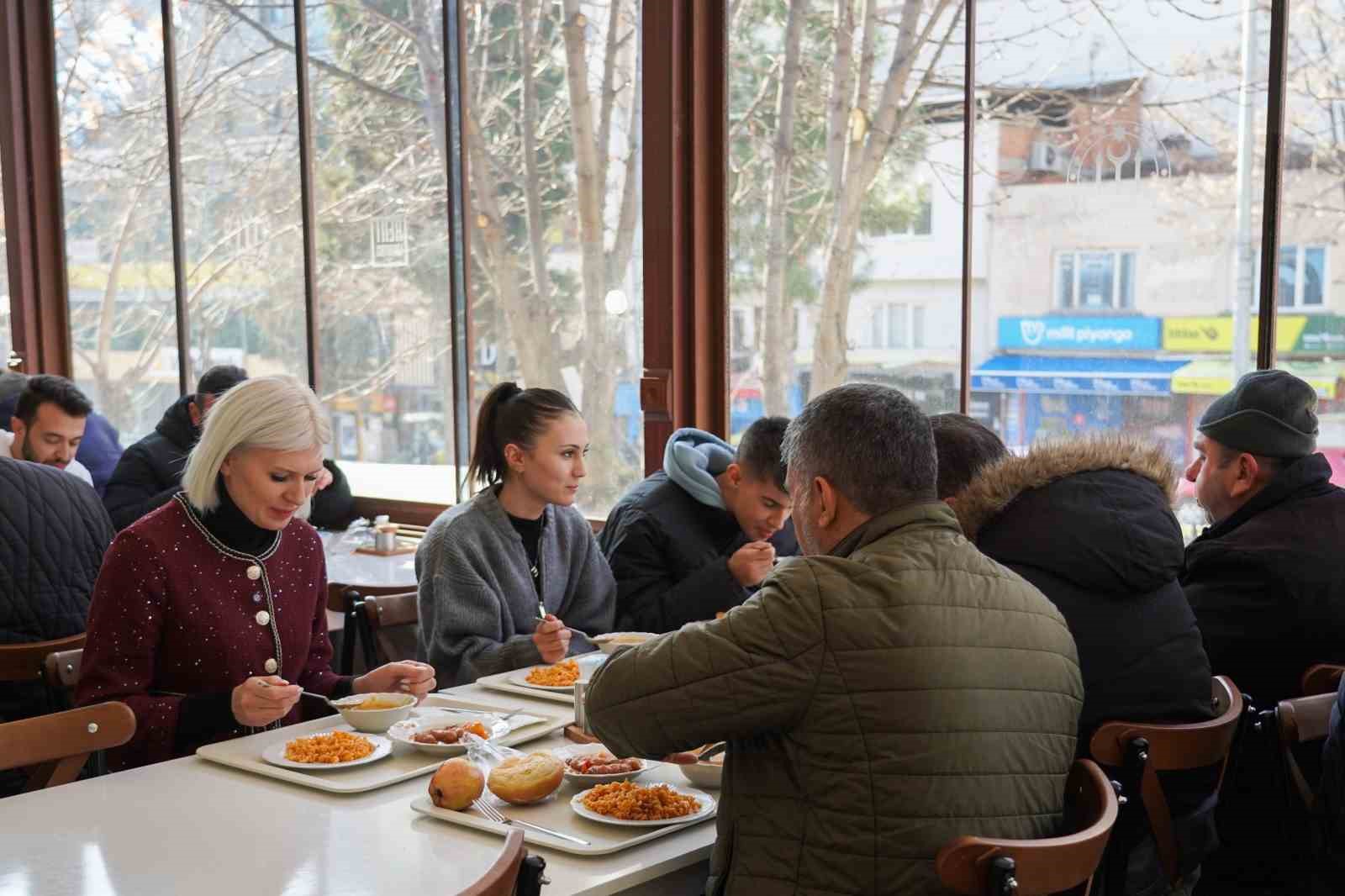 Kent Lokantasında vatandaşlarla birlikte yemek yedi
