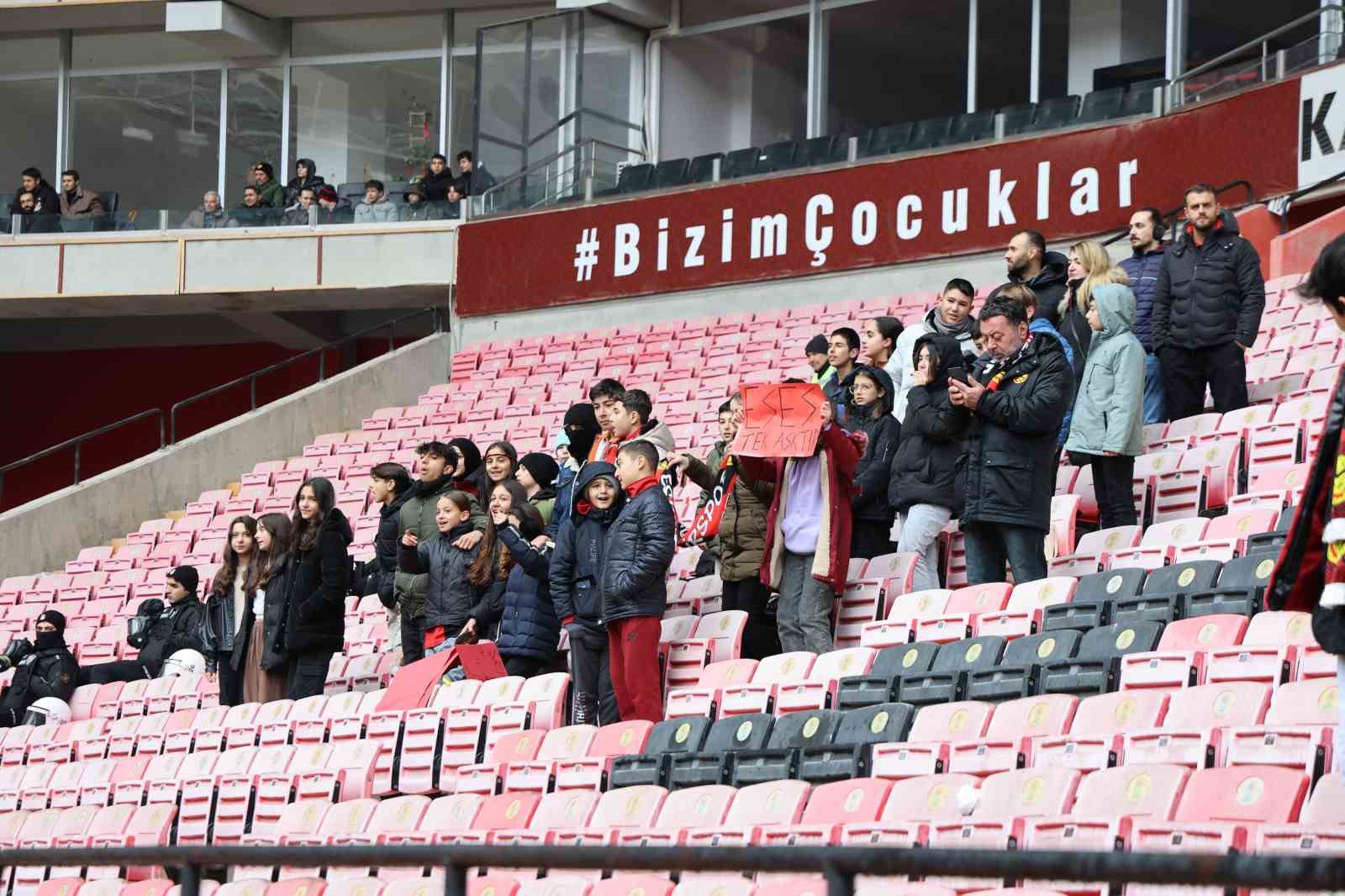 Hazırladığı proje sayesinde y&uuml;zlerce &ccedil;ocuğu Eskişehirspor trib&uuml;nleriyle tanıştırdı
