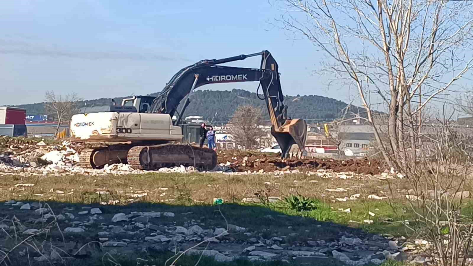 Tuzla’da tehlike saçan moloz yığınları gündeme geldi, belediye harekete geçti