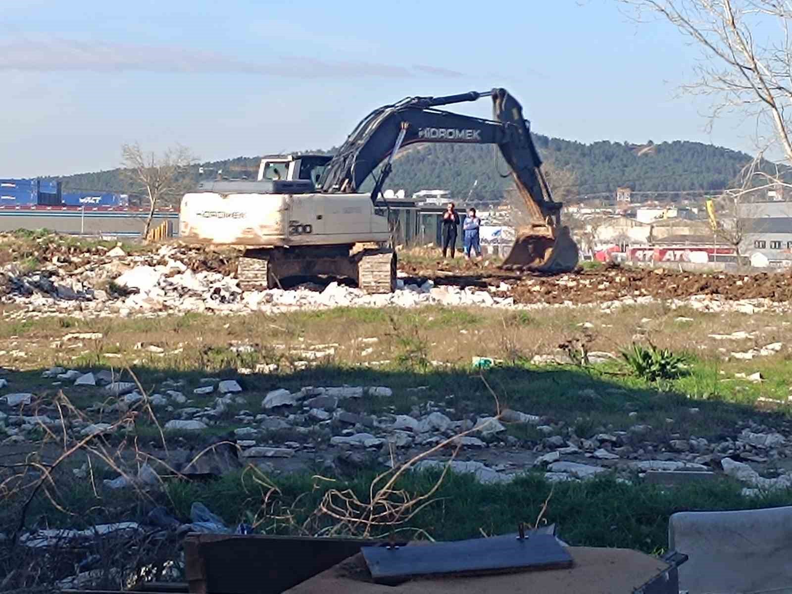 Tuzla’da tehlike saçan moloz yığınları gündeme geldi, belediye harekete geçti
