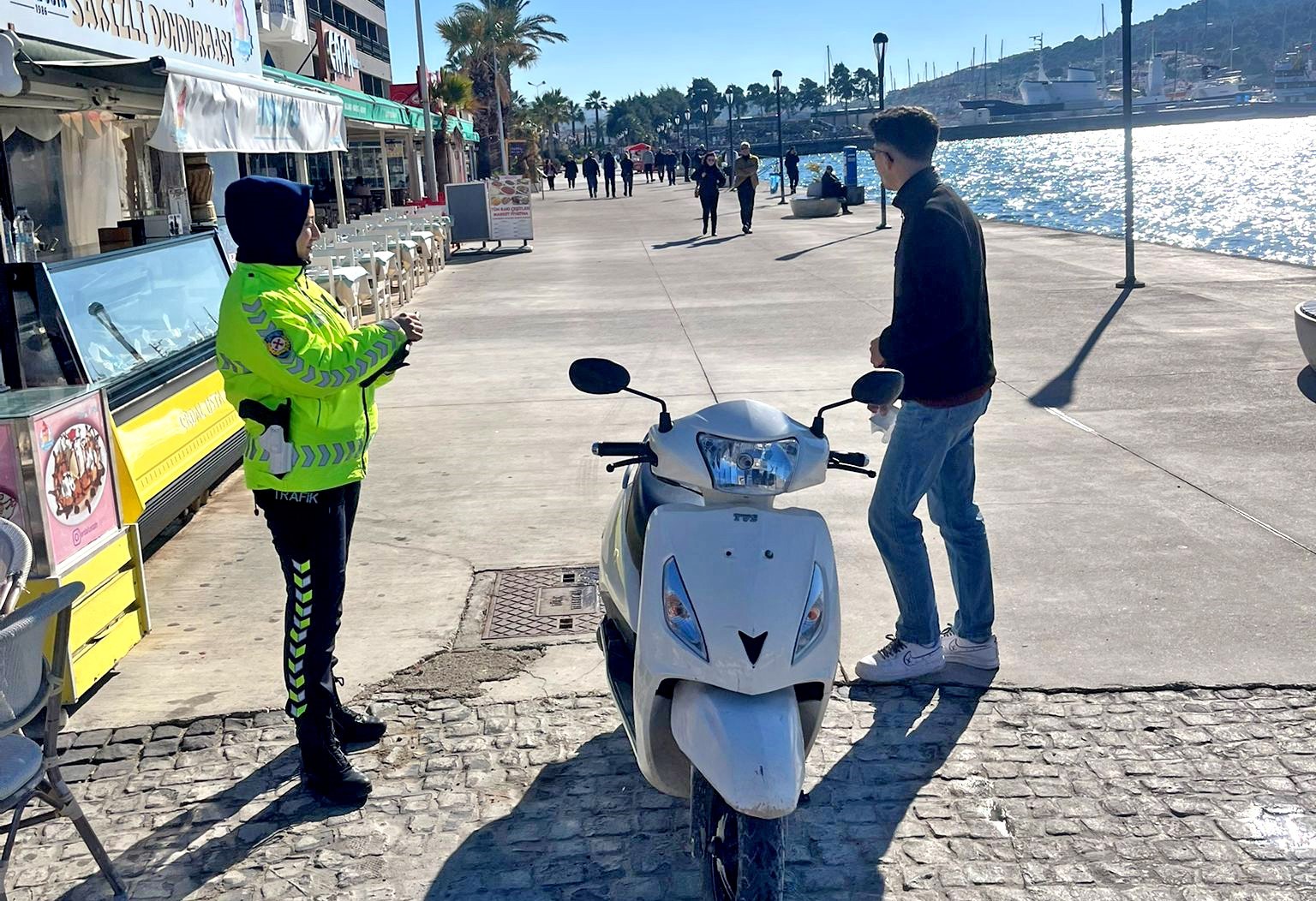 Çeşme’de motosiklet denetimlerinde 23 sürücüye ceza
